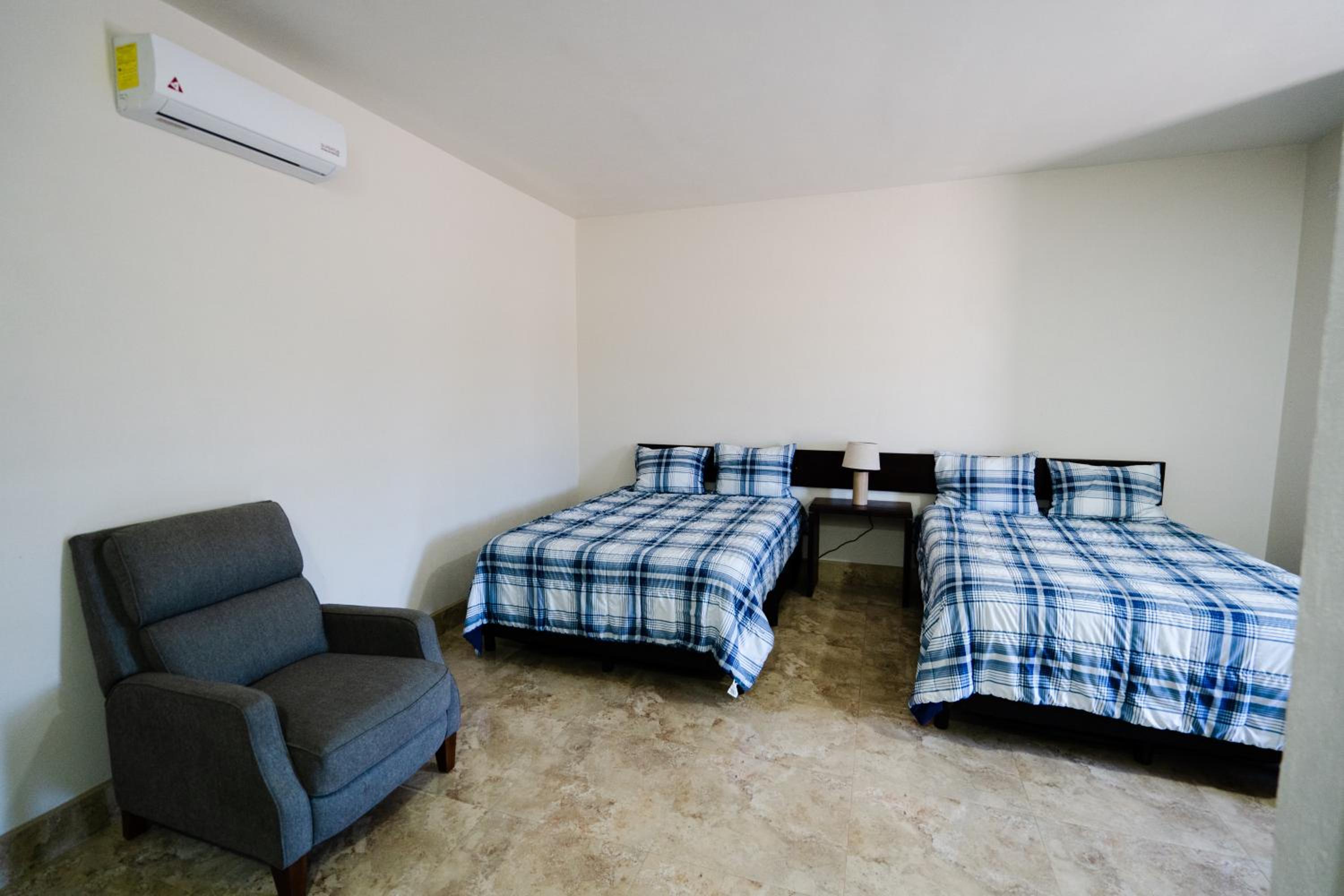 Large Double Room - Photo 17