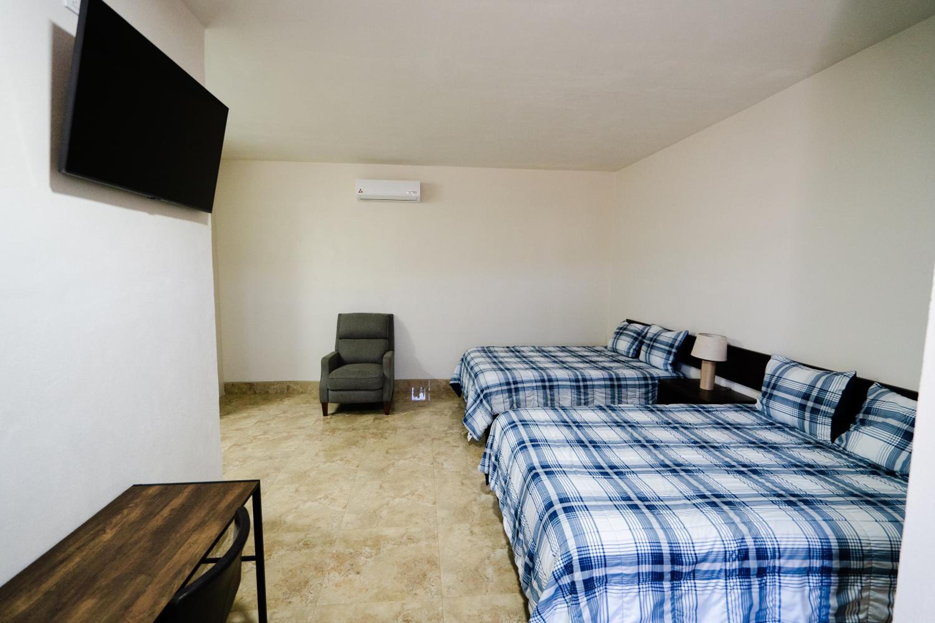 Large Double Room - Photo 9