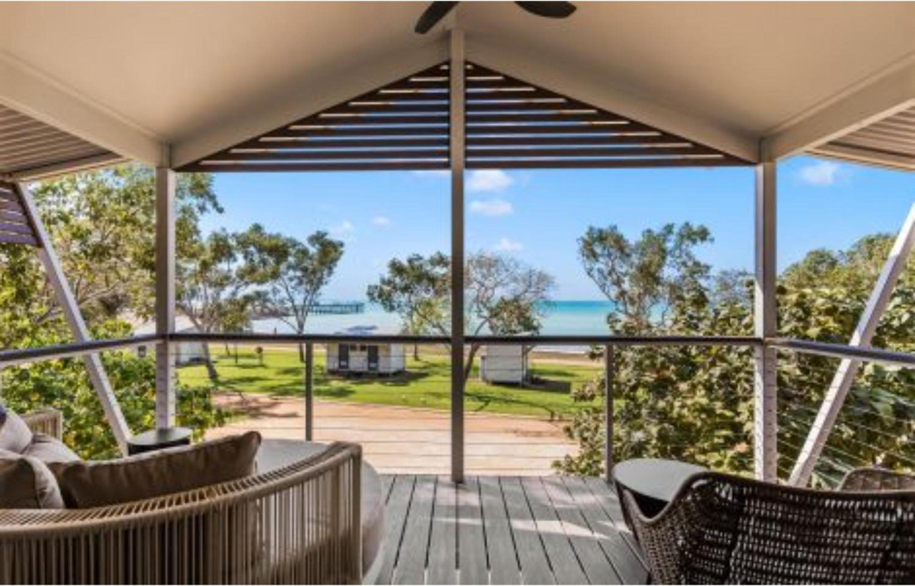 Deluxe 2 Bedroom Waterfront Cabin - Sleeps 4  photo 2