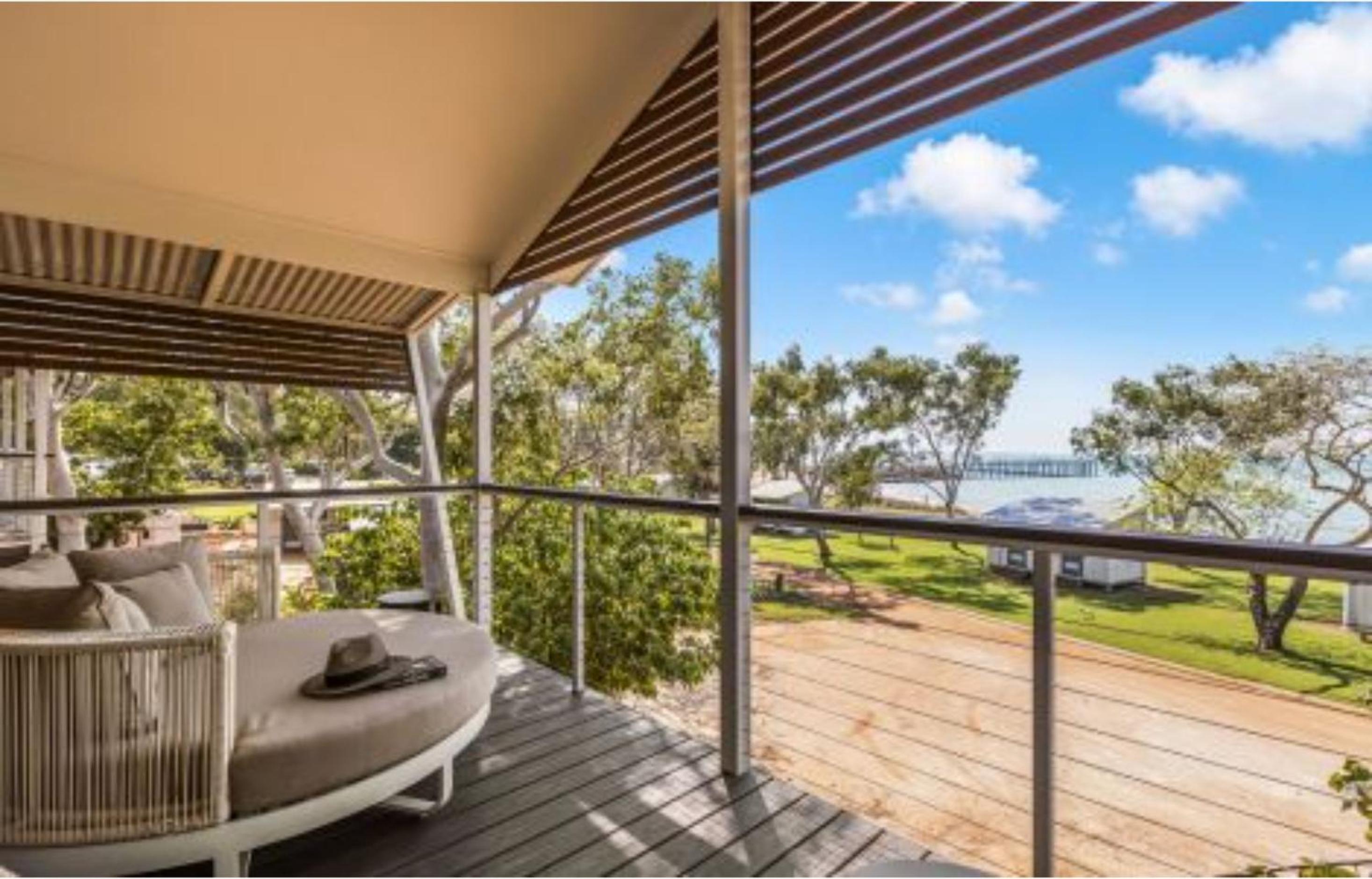 Deluxe 2 Bedroom Waterfront Cabin - Sleeps 4  photo 3