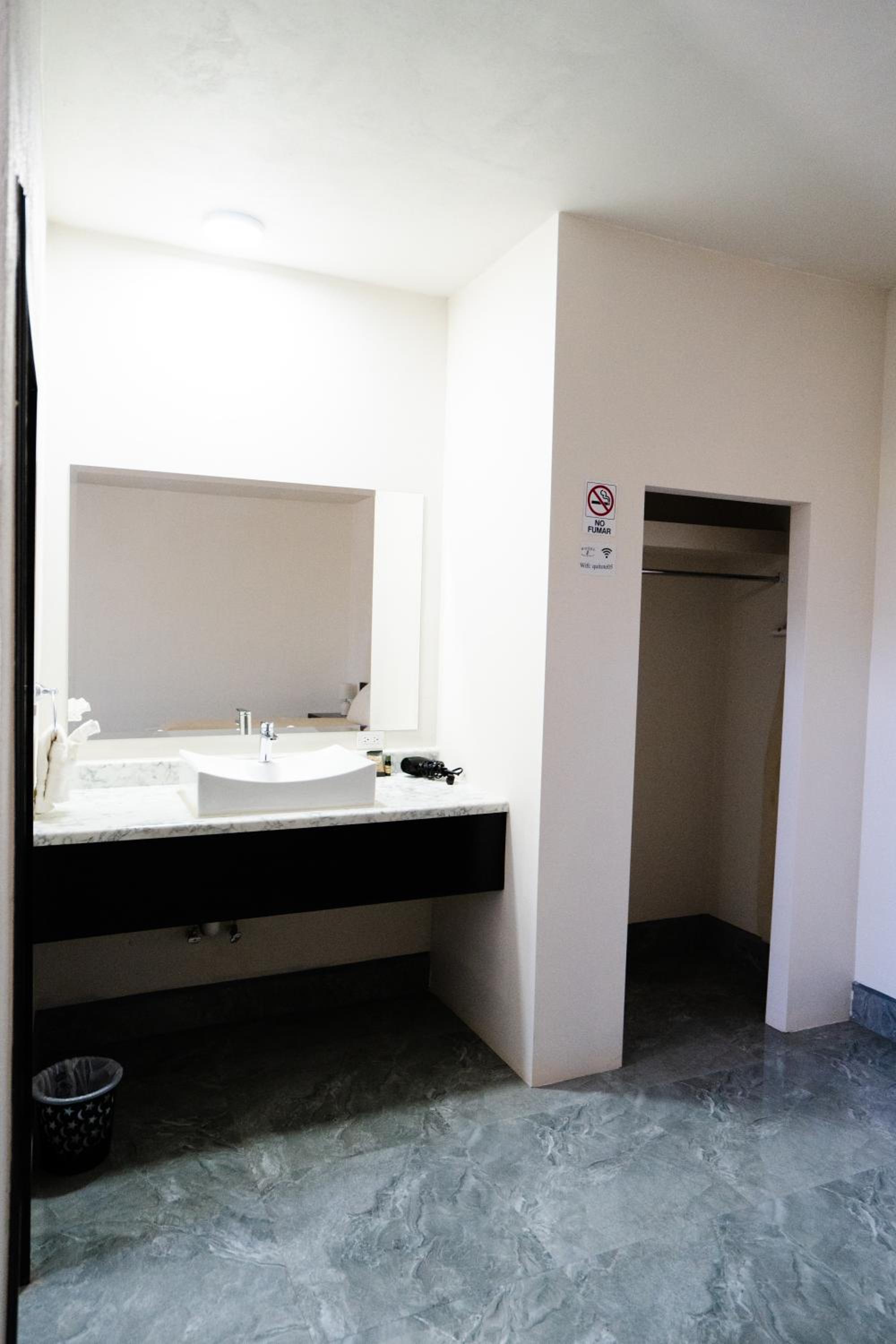 King Suite - Photo 24