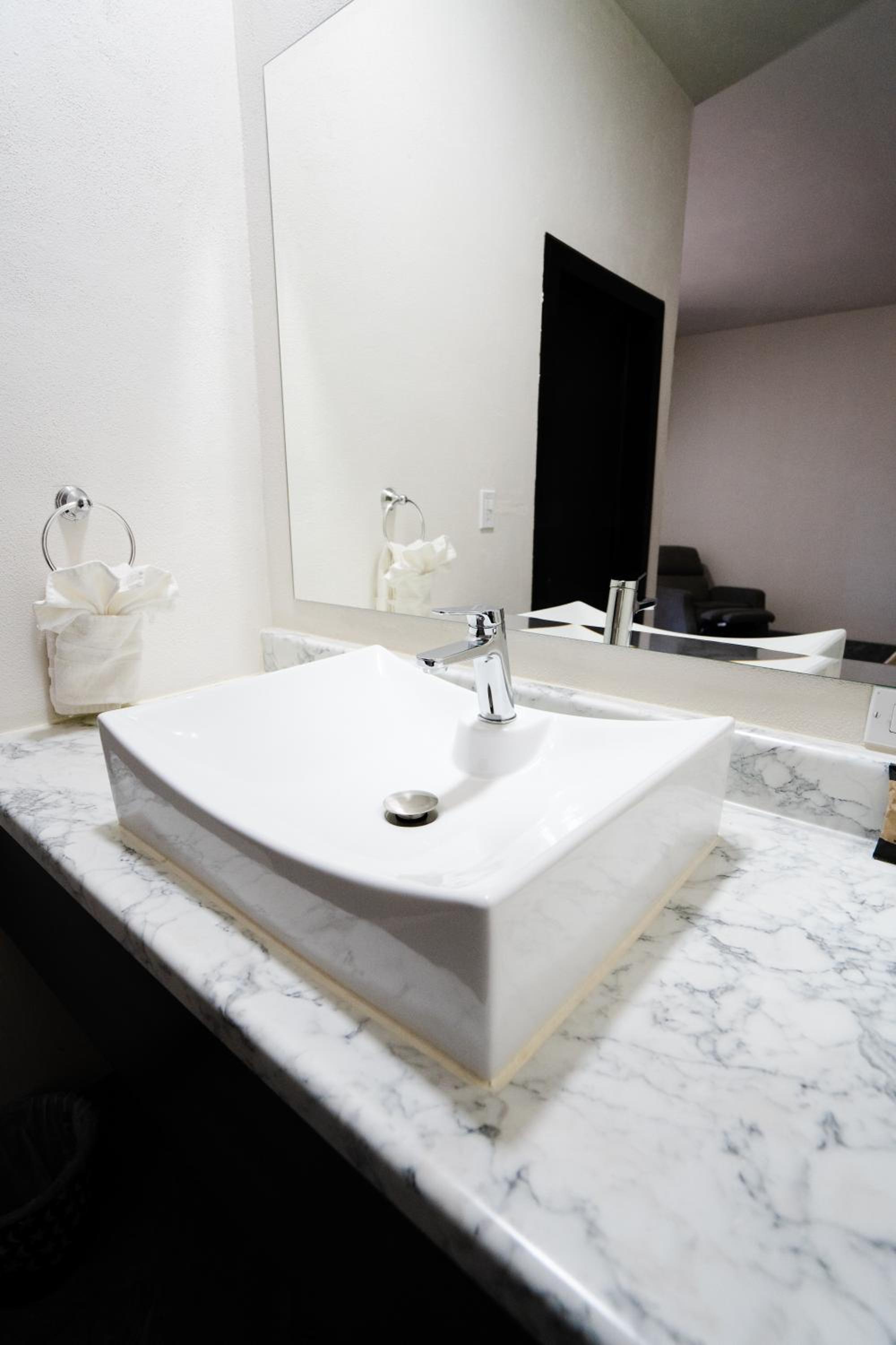 King Suite - Photo 25