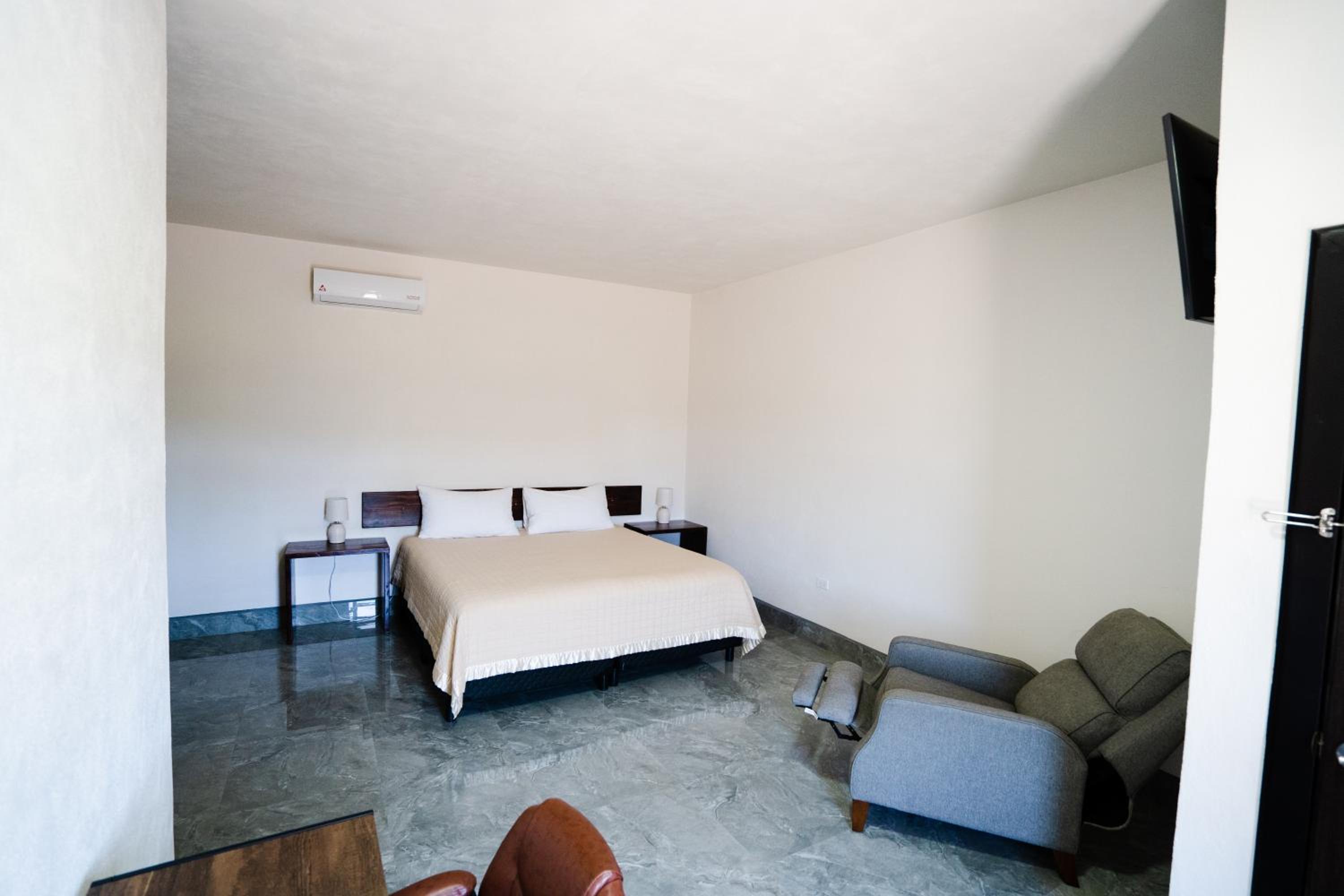 King Suite - Photo 1