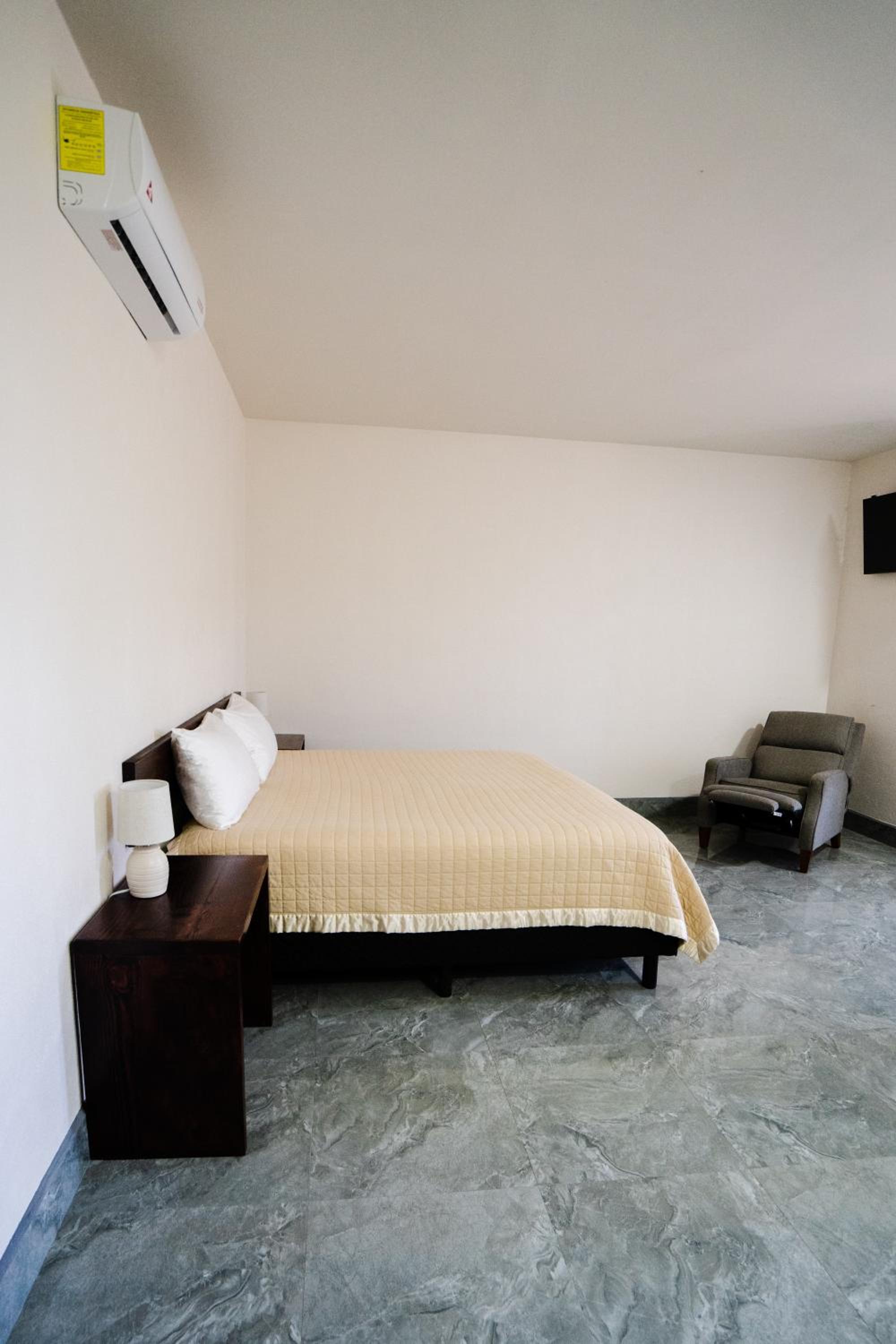 King Suite - Photo 16