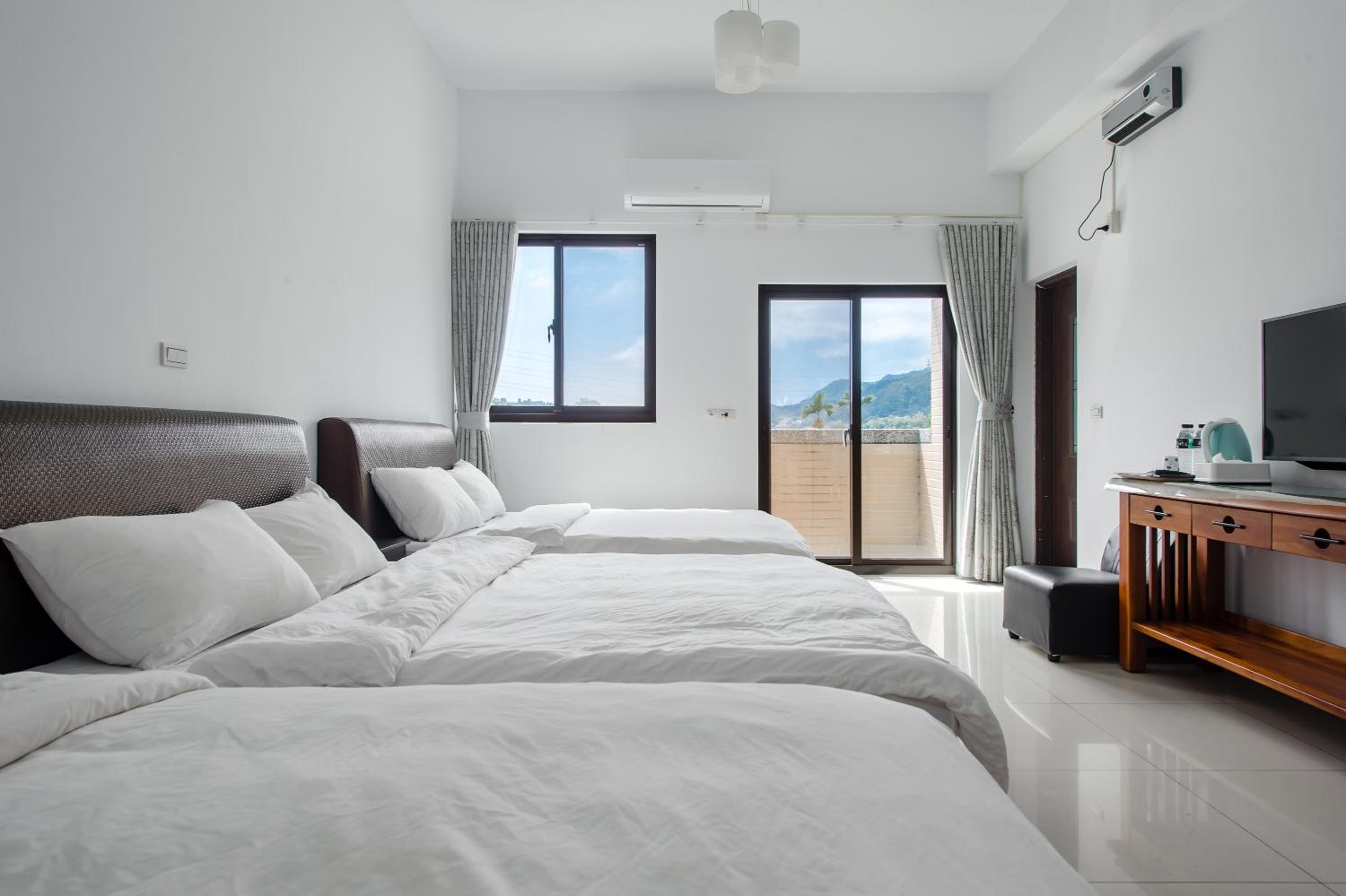 Family Room With Balcony photo 1