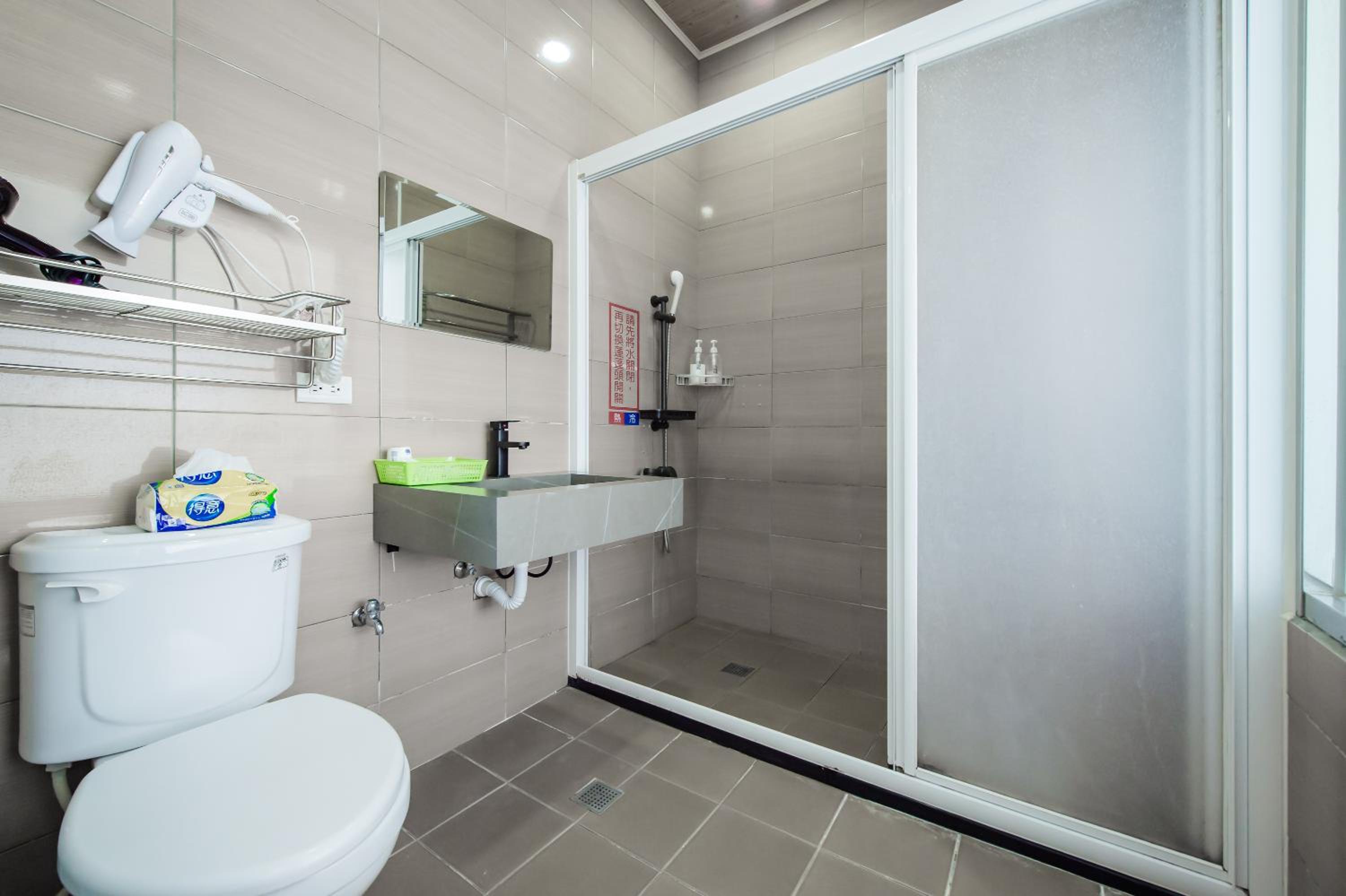 Standard Quadruple Room - Photo 11