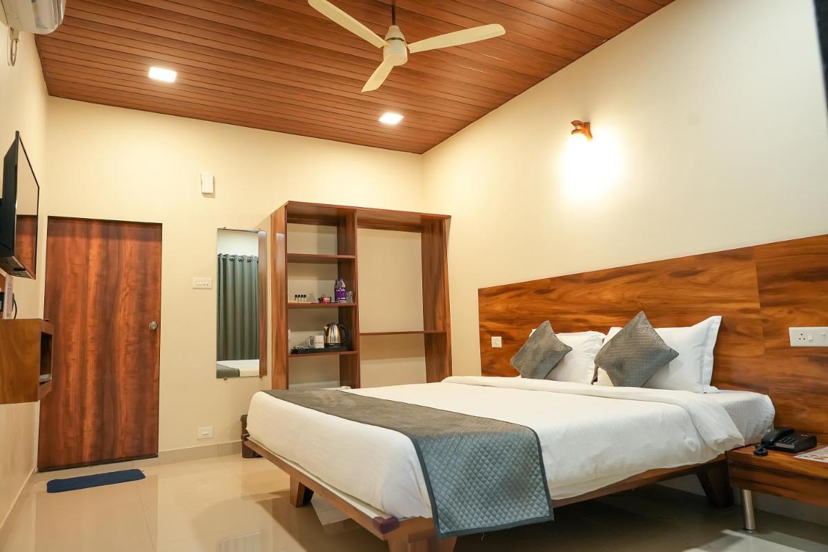 Deluxe Double Room (2 Adults + 1 Child) photo 2