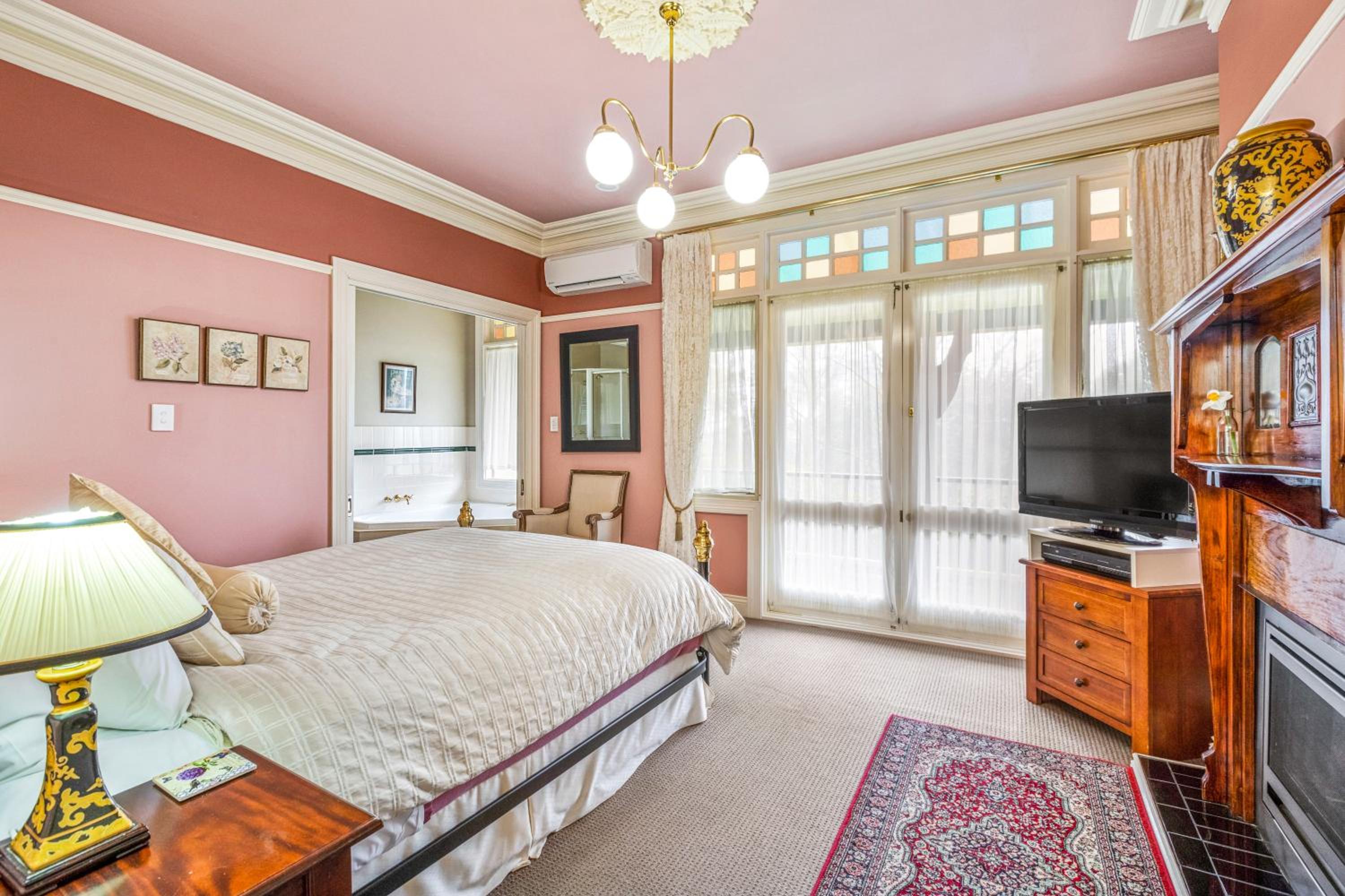 Queen Room with Spa Bath photo 3