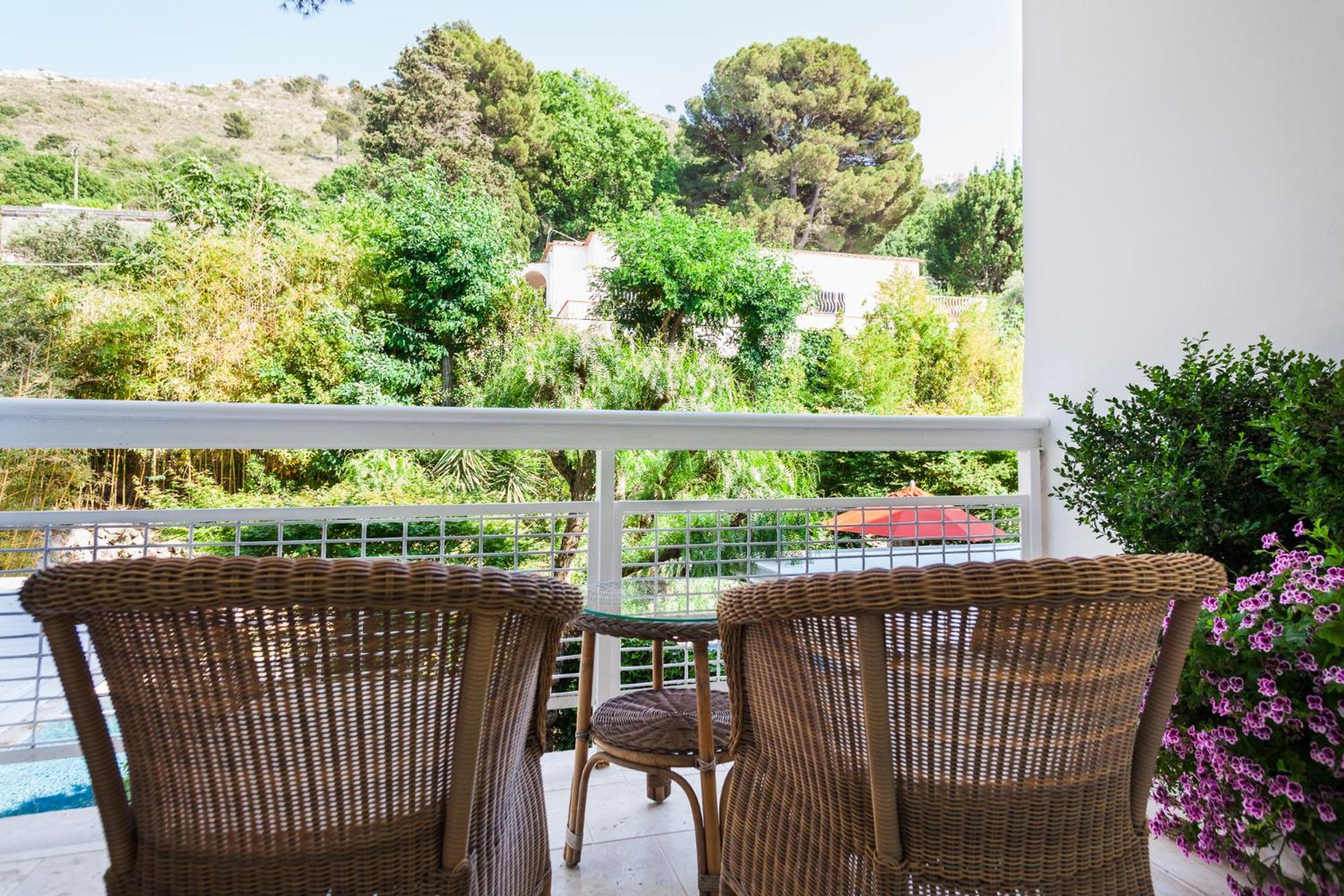 Deluxe Double Garden Side Room