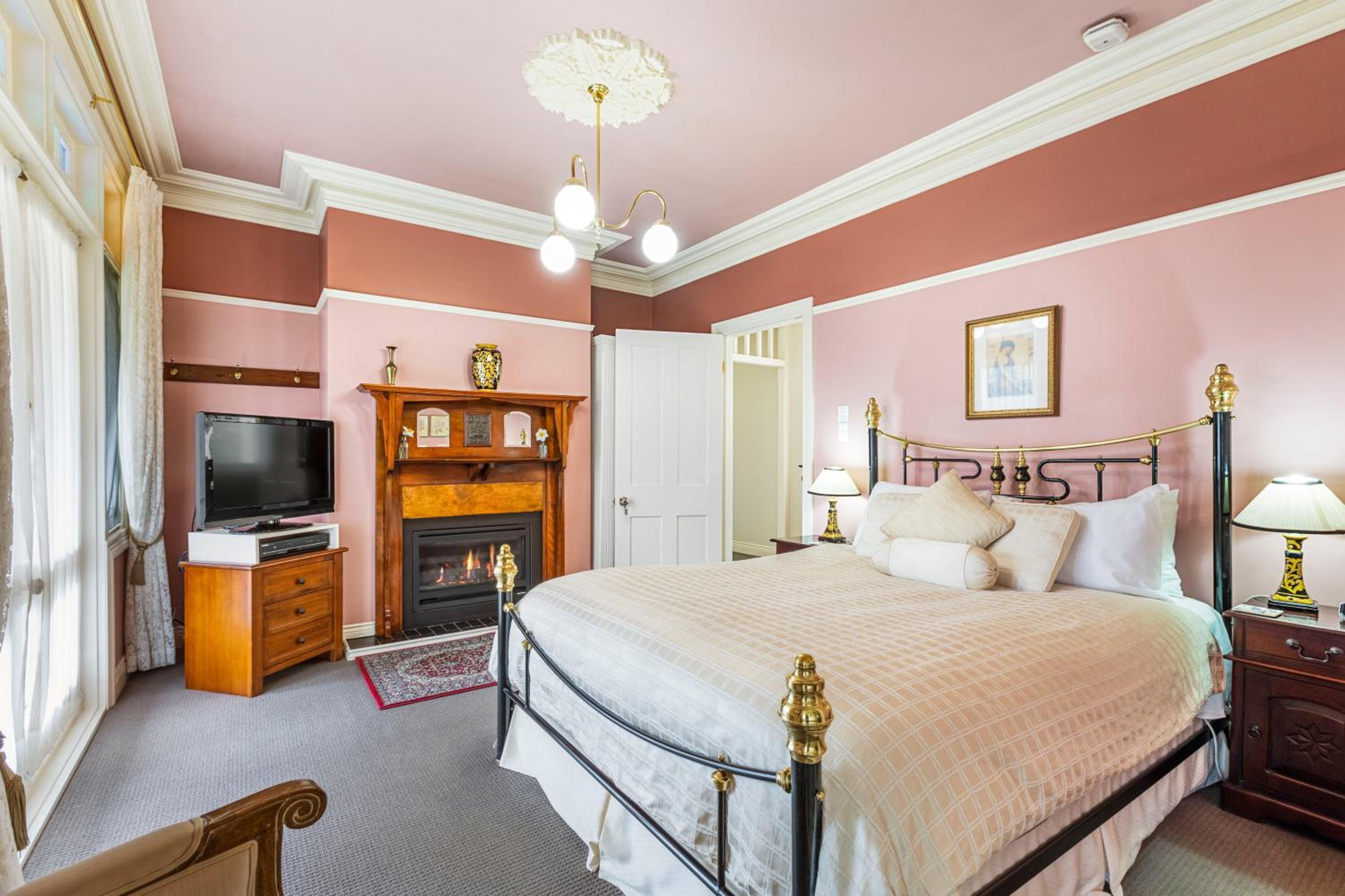 Queen Room with Spa Bath photo 2