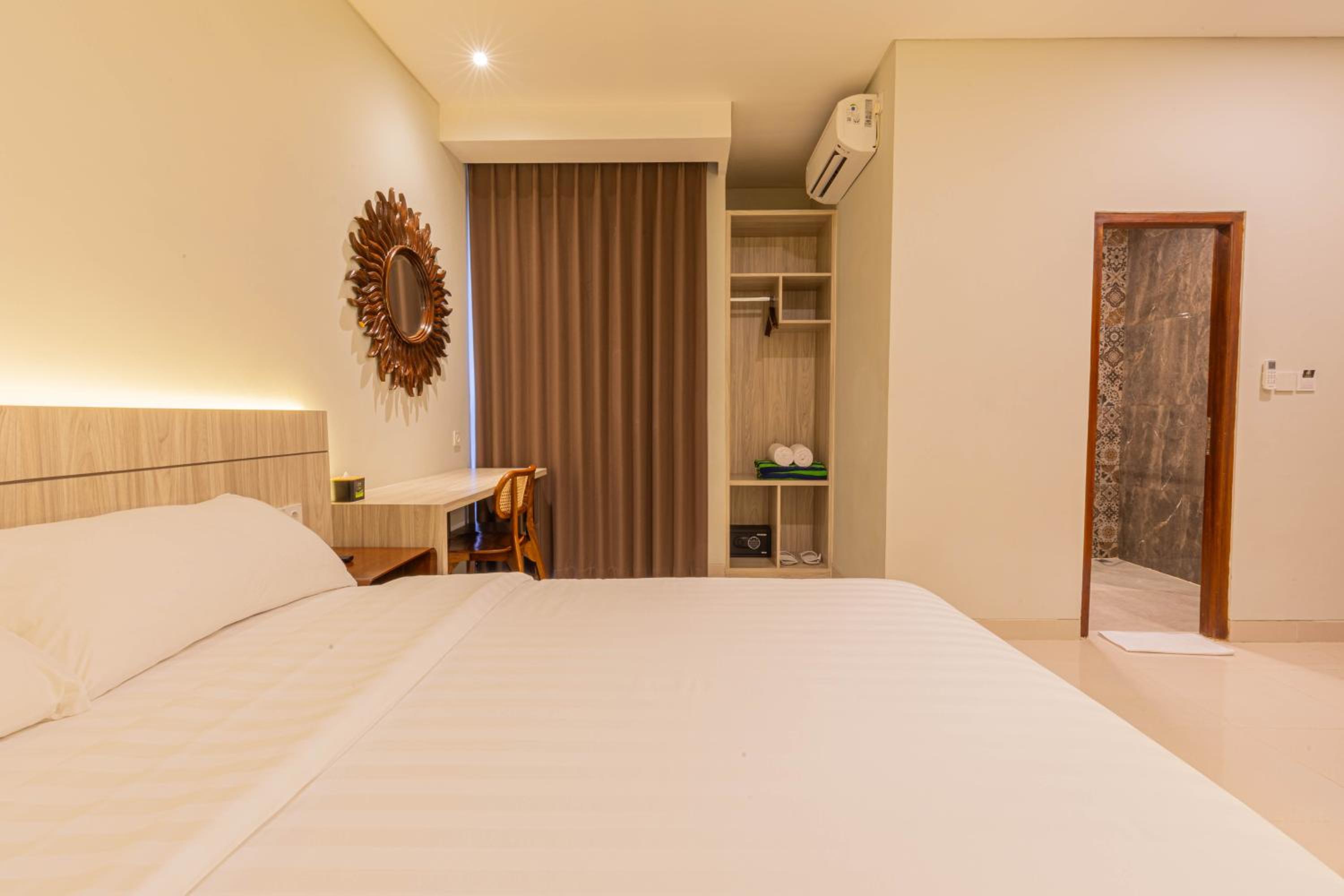 Executive Suite - Photo 7