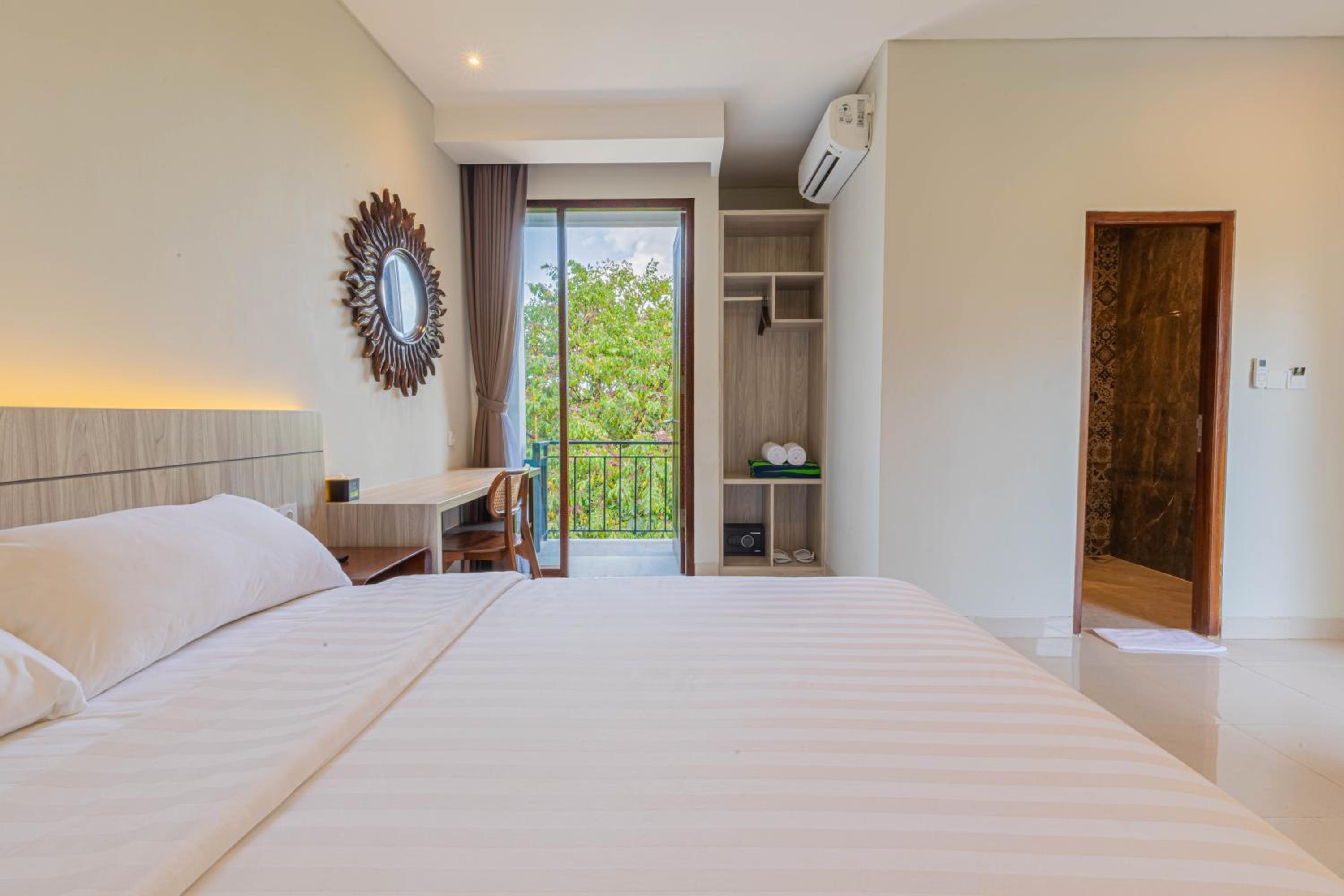 Executive Suite - Photo 13