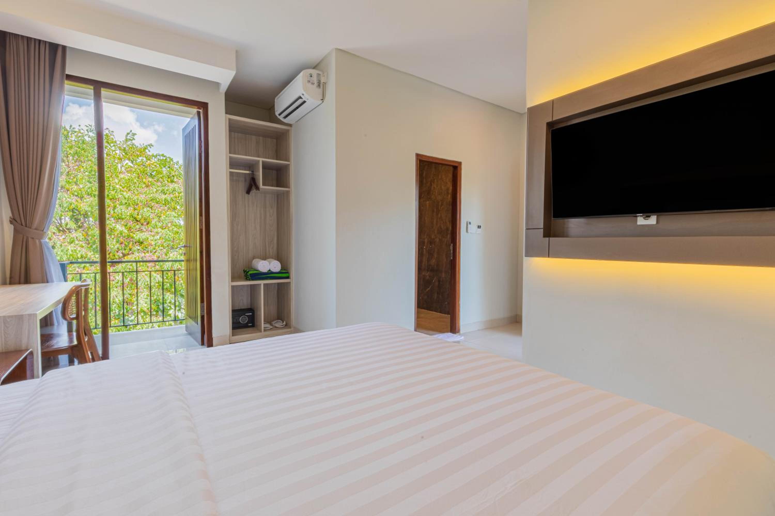 Executive Suite - Photo 3