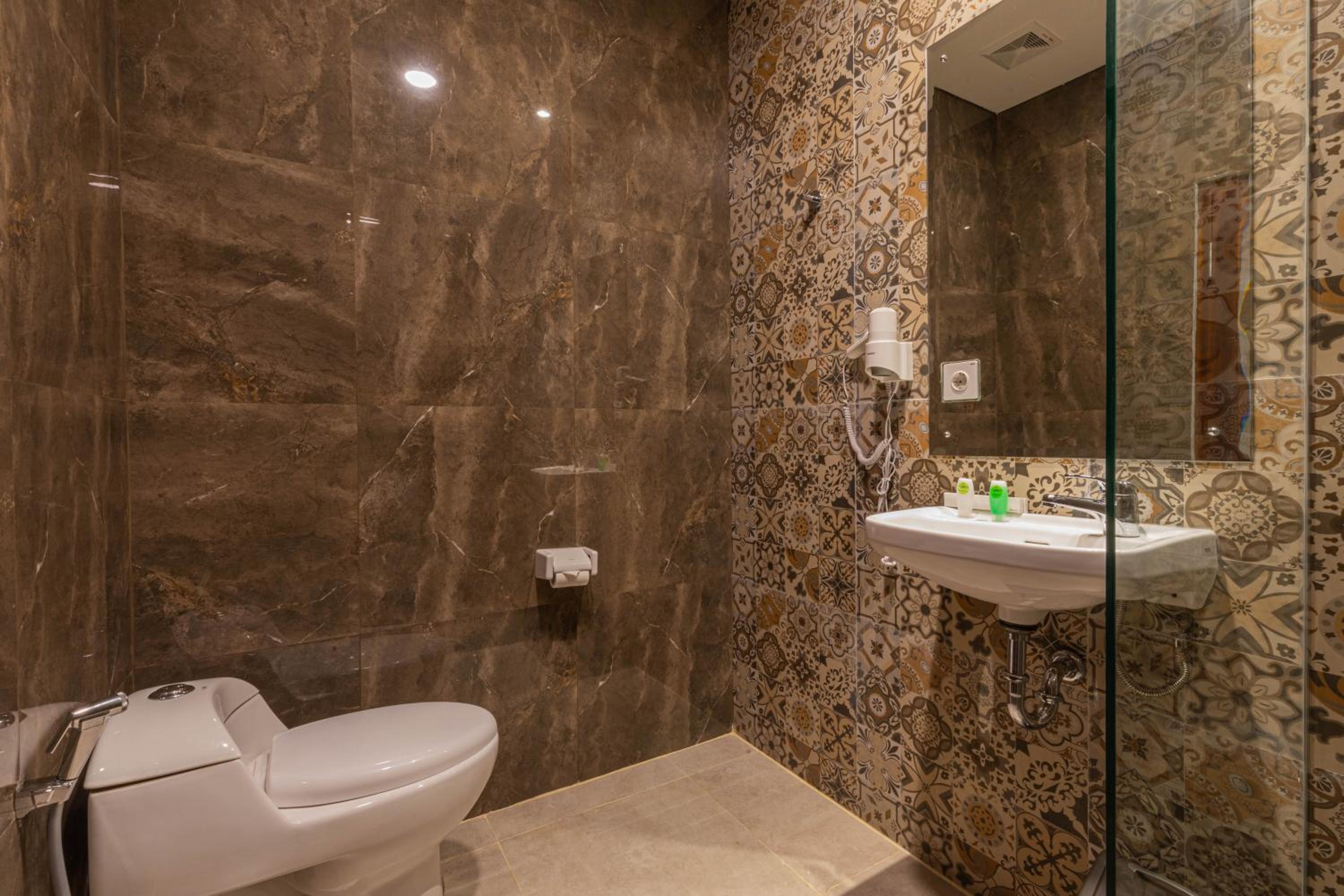 Executive Suite - Photo 8
