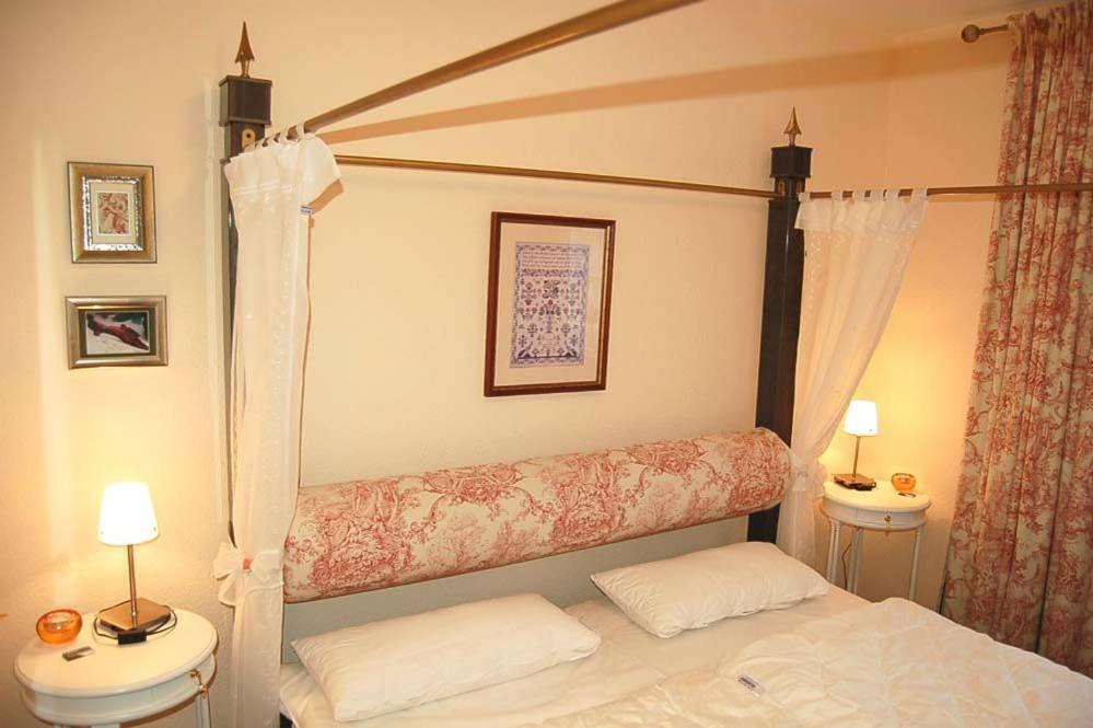 One-Bedroom Apartment with Shower photo 2