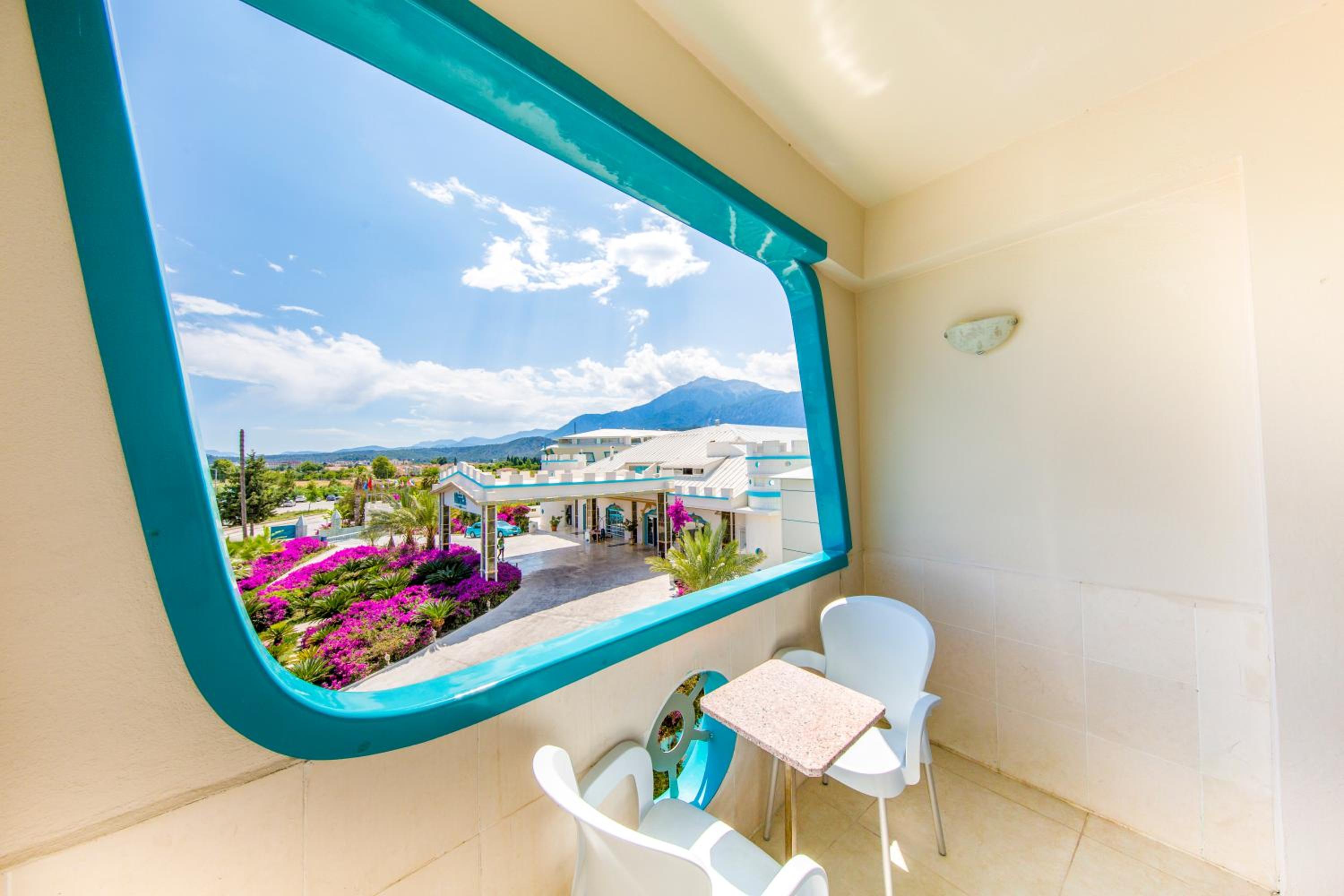 Deluxe Suite with Sea View photo 3