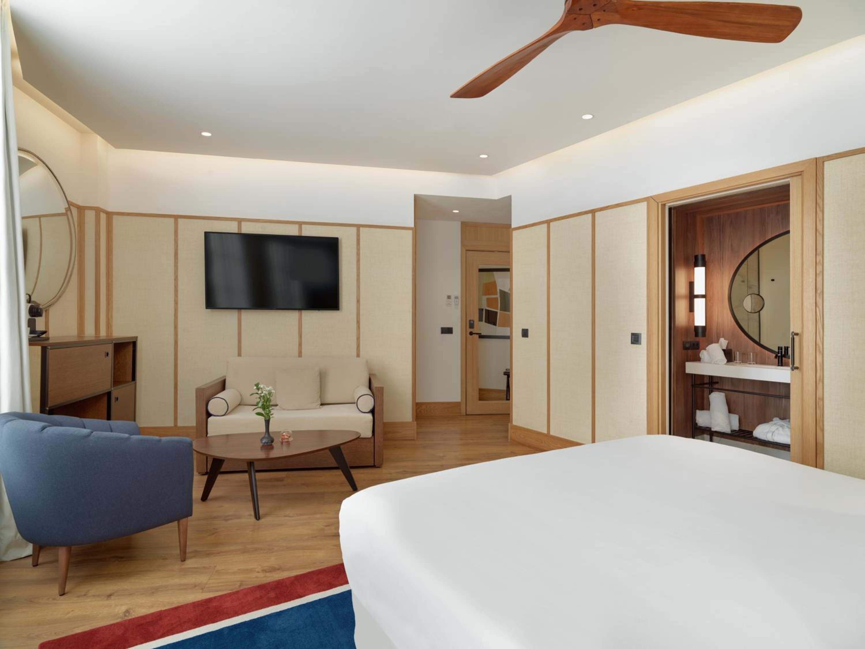 Deluxe Room (2 Adults + 1 Child) photo 3