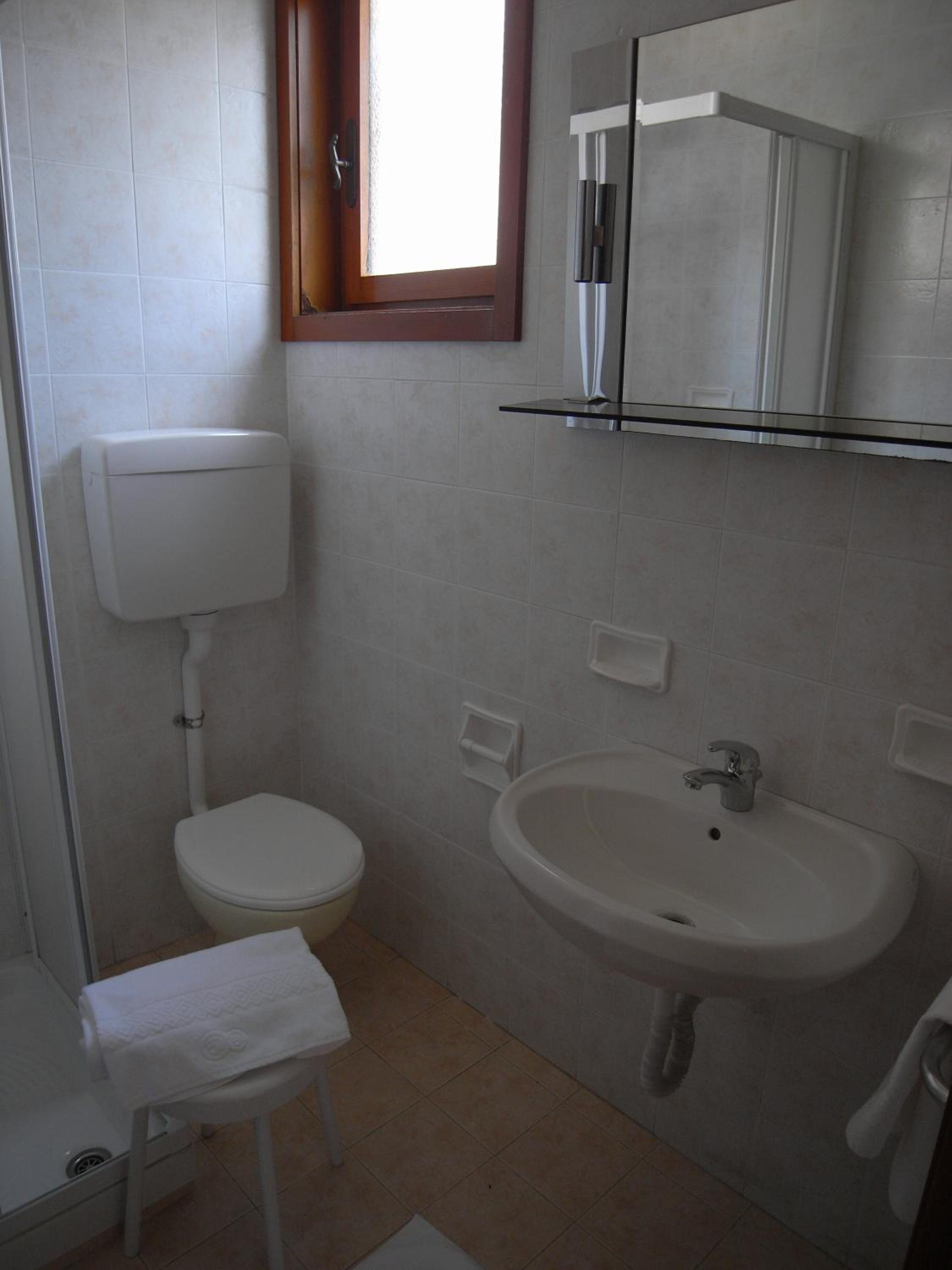 Economy Double Room - Photo 13