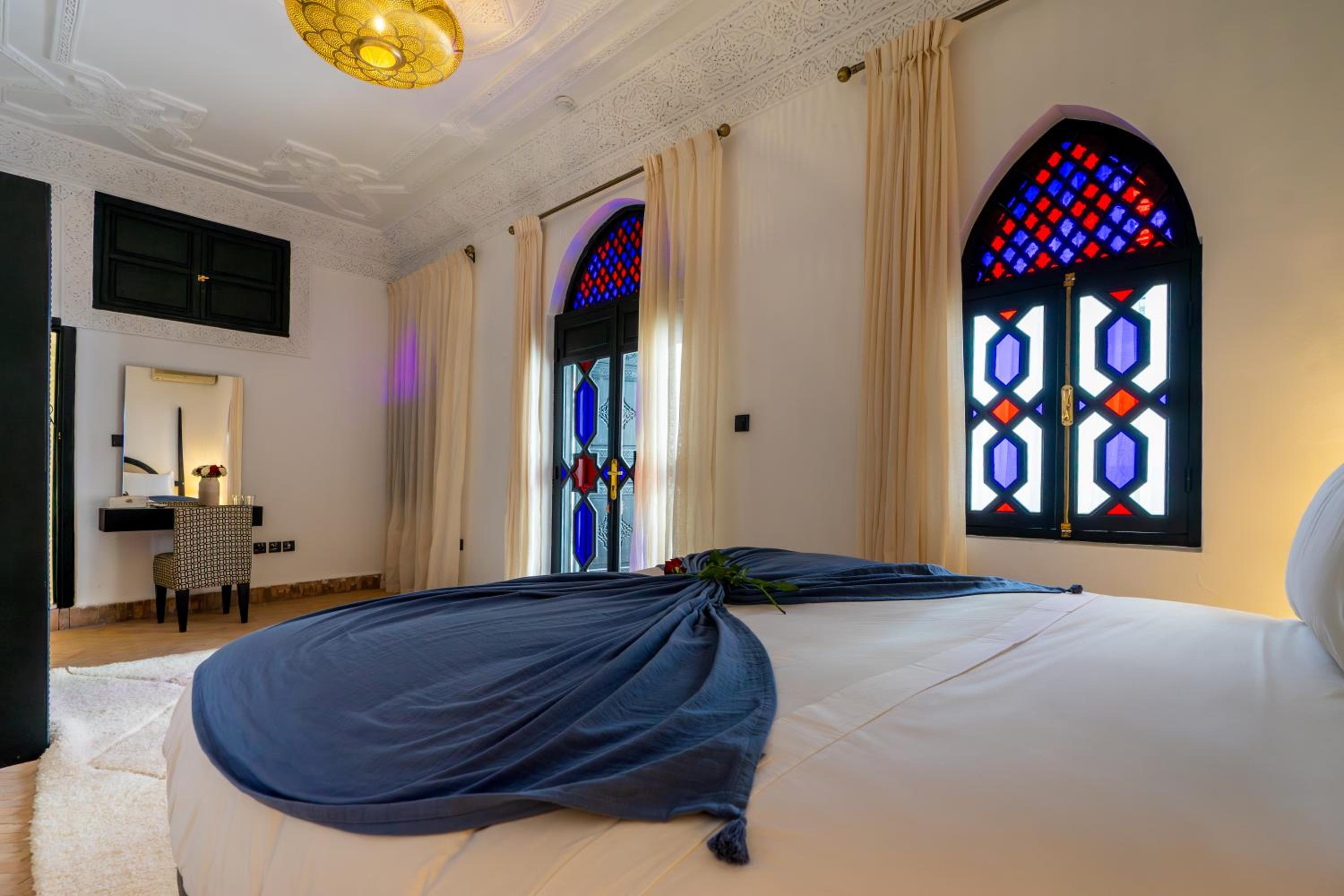 Deluxe King Room - Photo 13