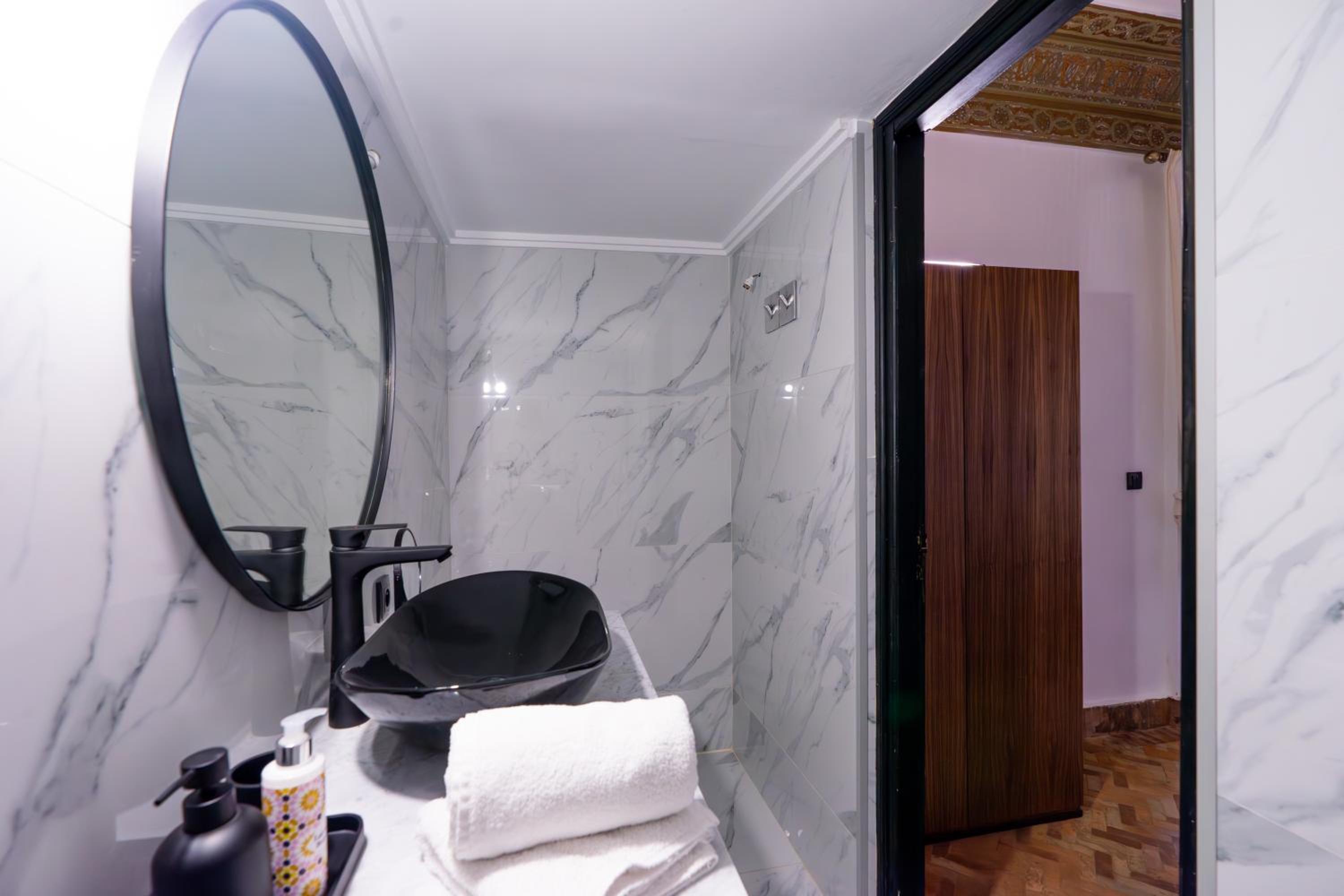 Standard King Room - Photo 9