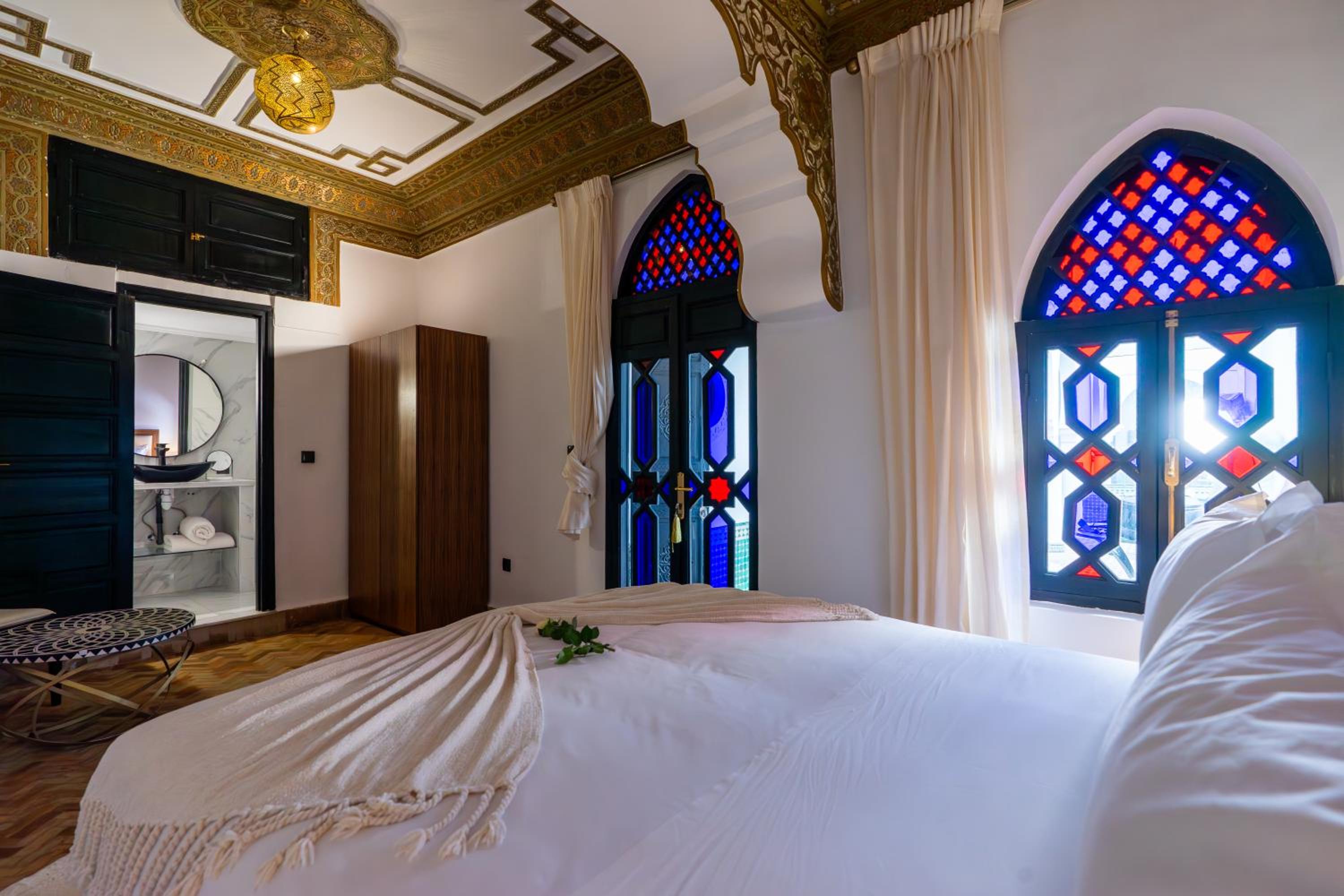 Standard King Room - Photo 10