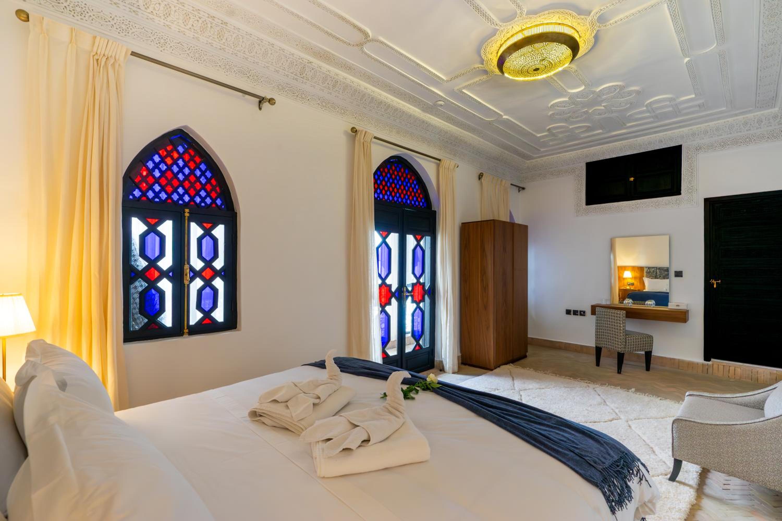 Deluxe King Room - Photo 9