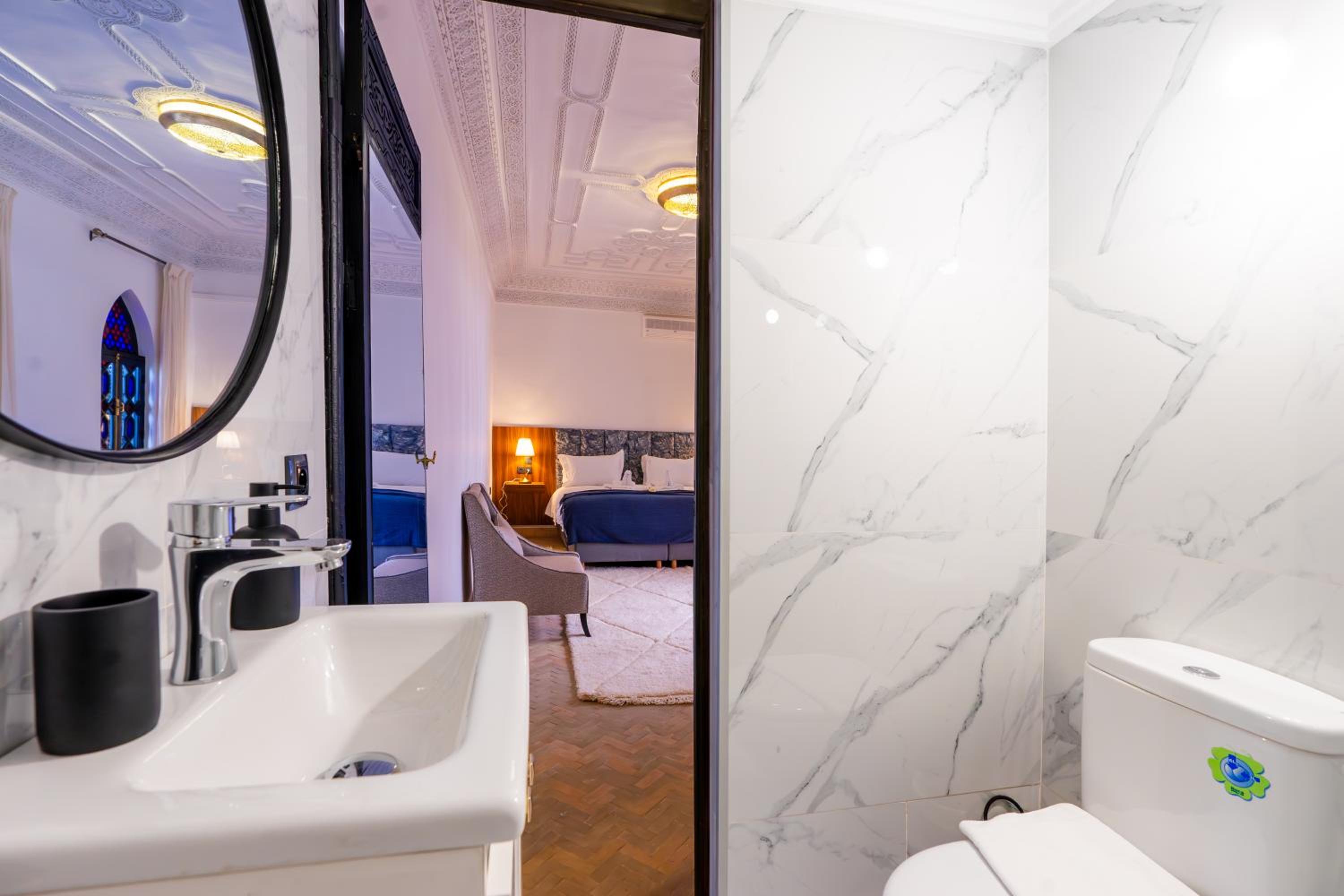 Deluxe King Room - Photo 4