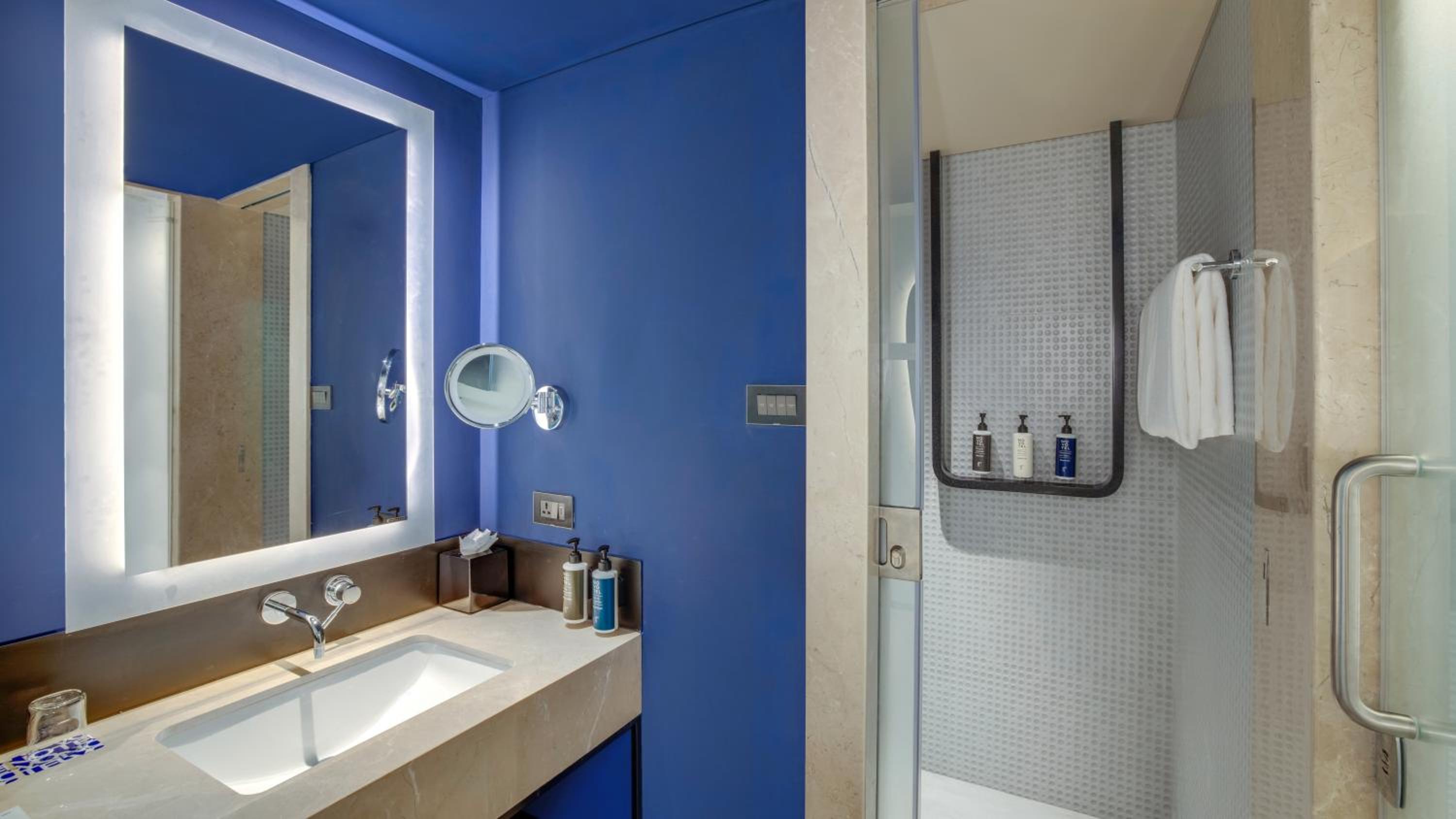 Premier King Room with Complimentary IMFL from 6:00 pm to 8 pm at Barcode and Shared Airport Transfer - Photo 4