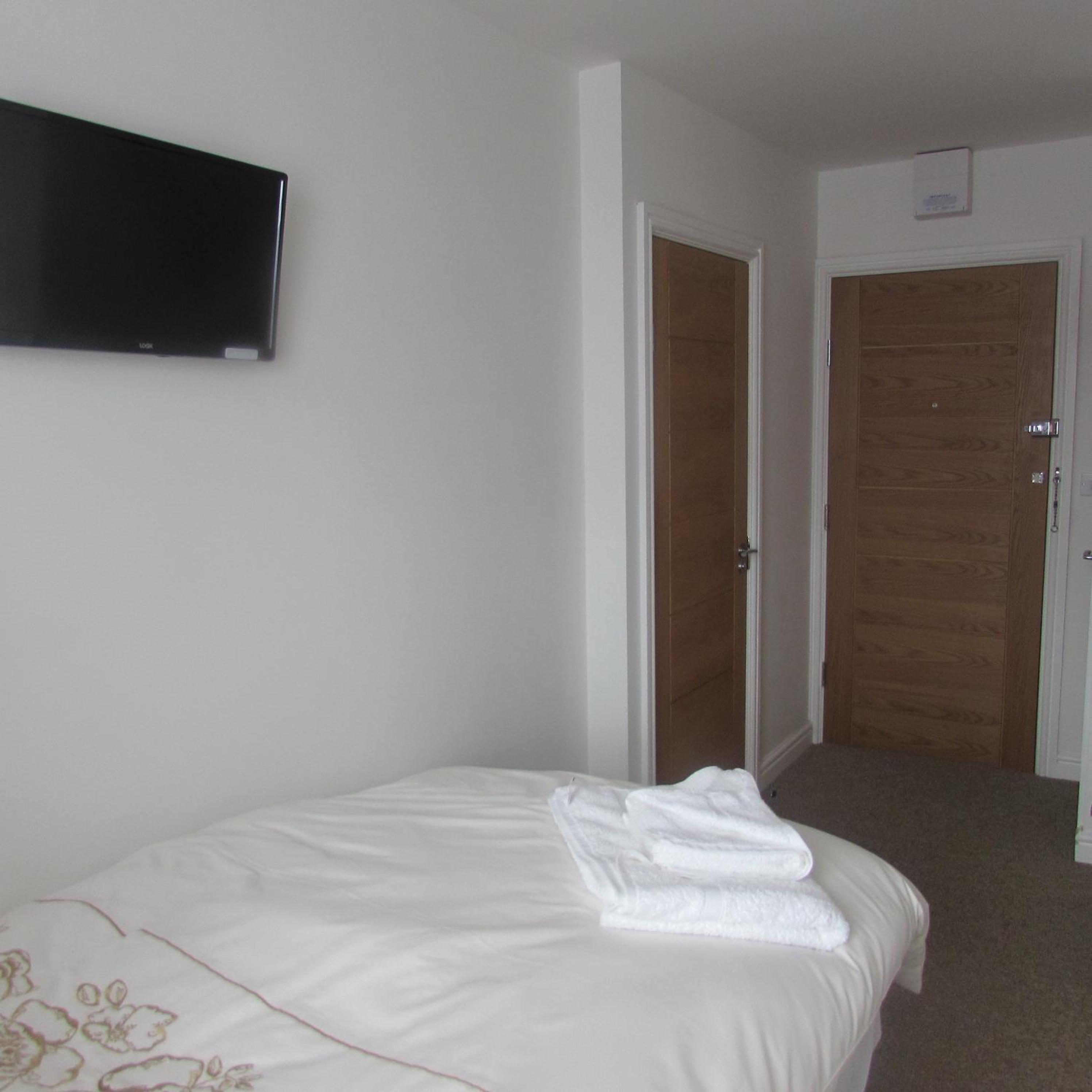 Twin Room with Bathroom - Photo 1