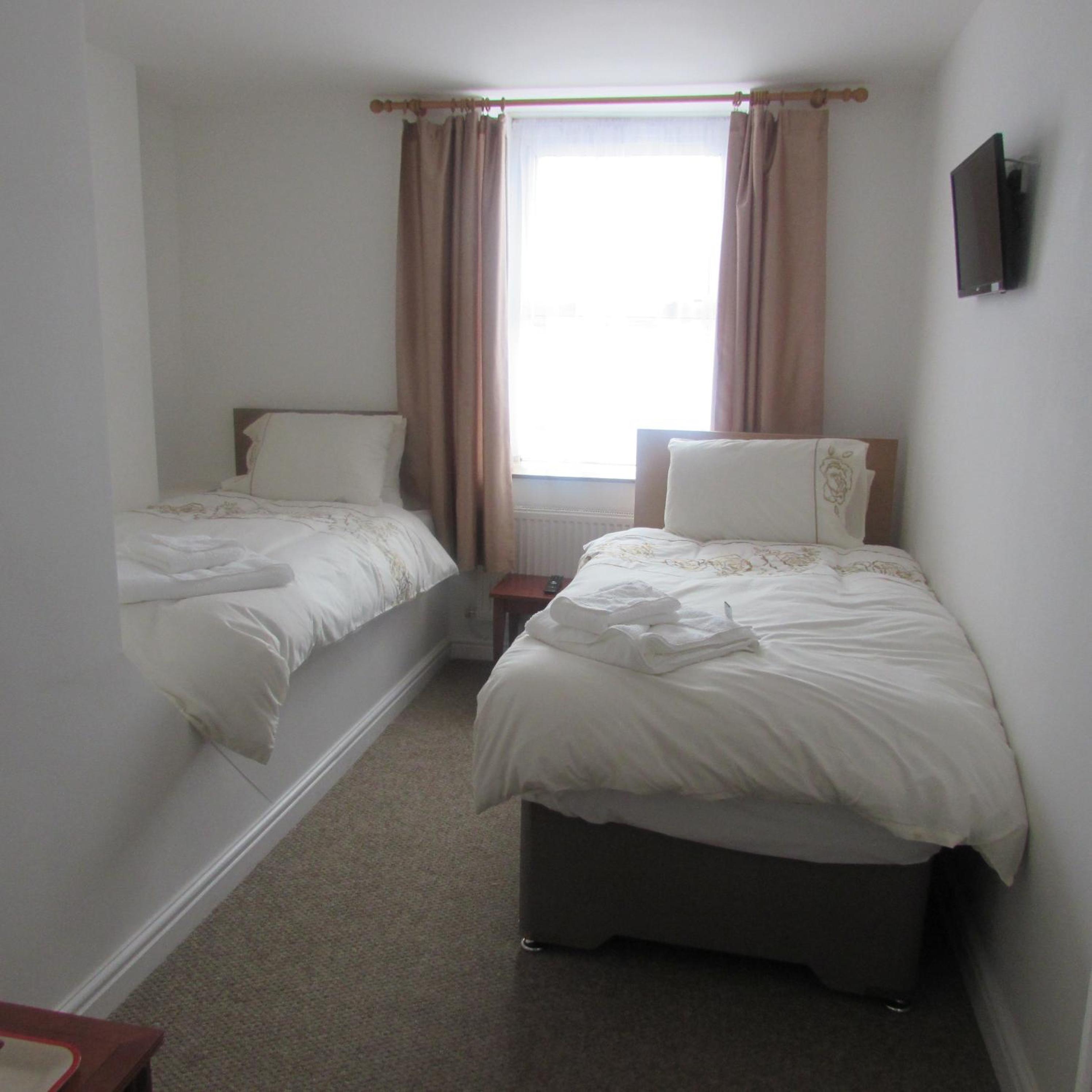 Twin Room with Bathroom - Photo 4