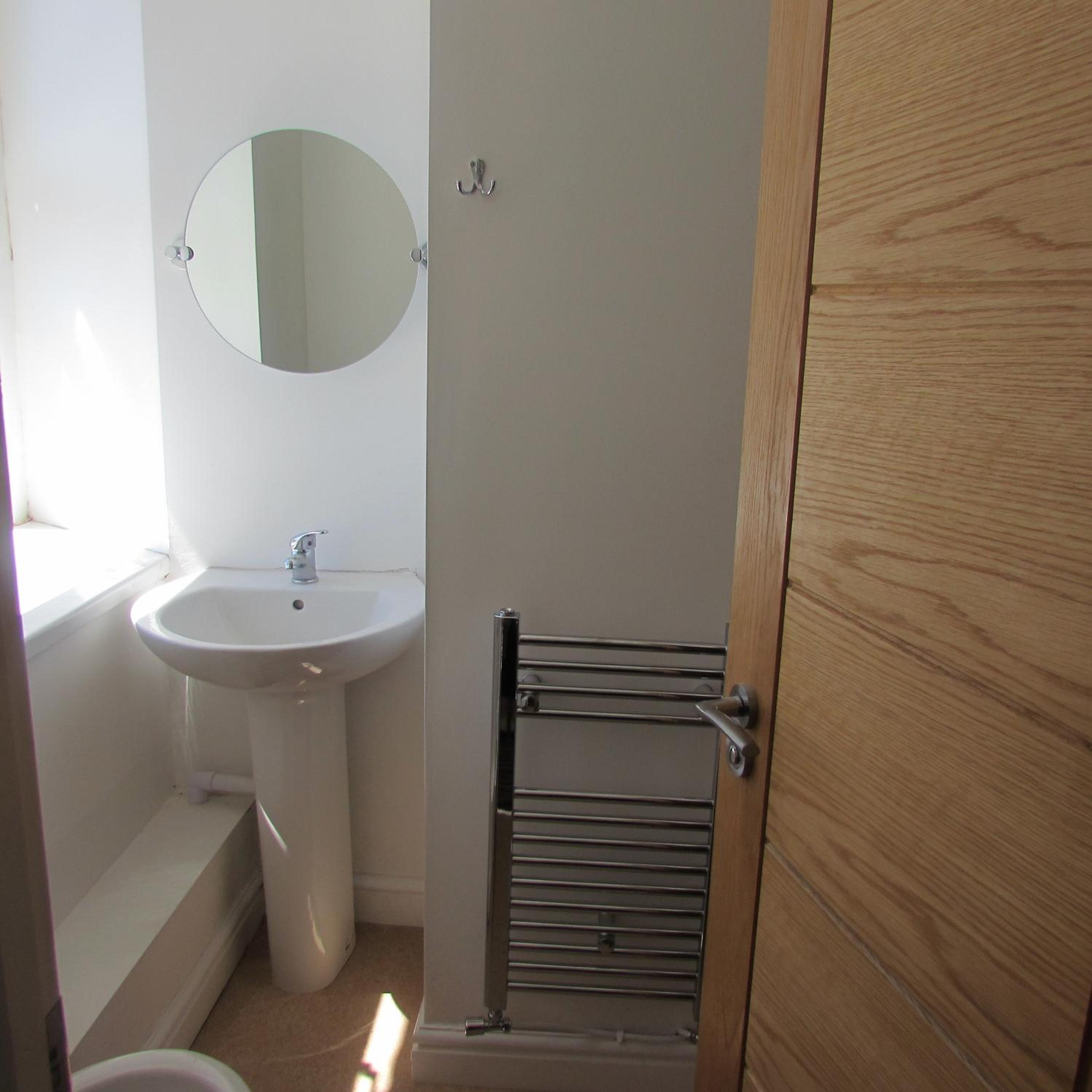 Twin Room with Bathroom - Photo 2