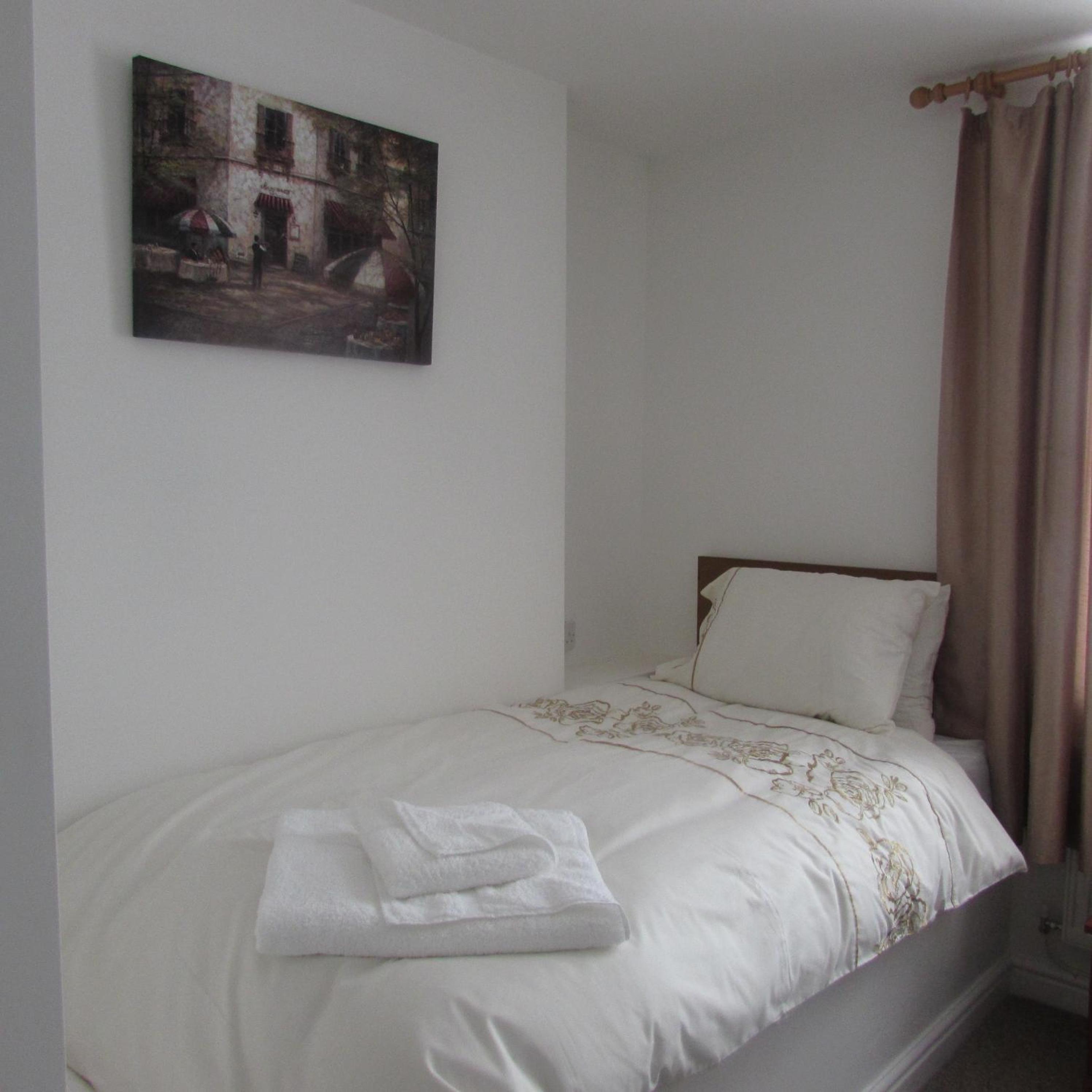 Twin Room with Bathroom - Photo 3