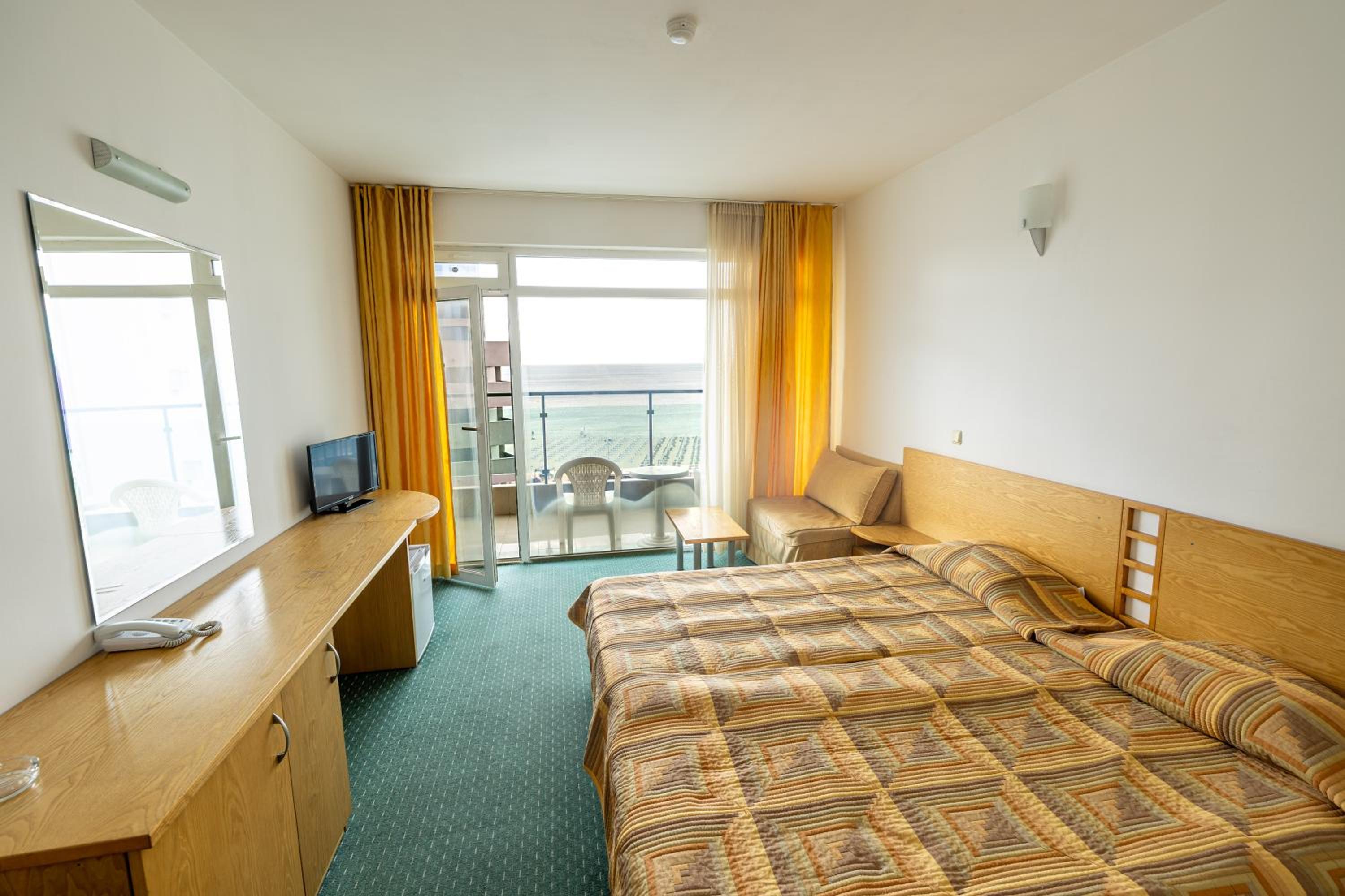 Superior Twin Room with Front Sea View photo 2