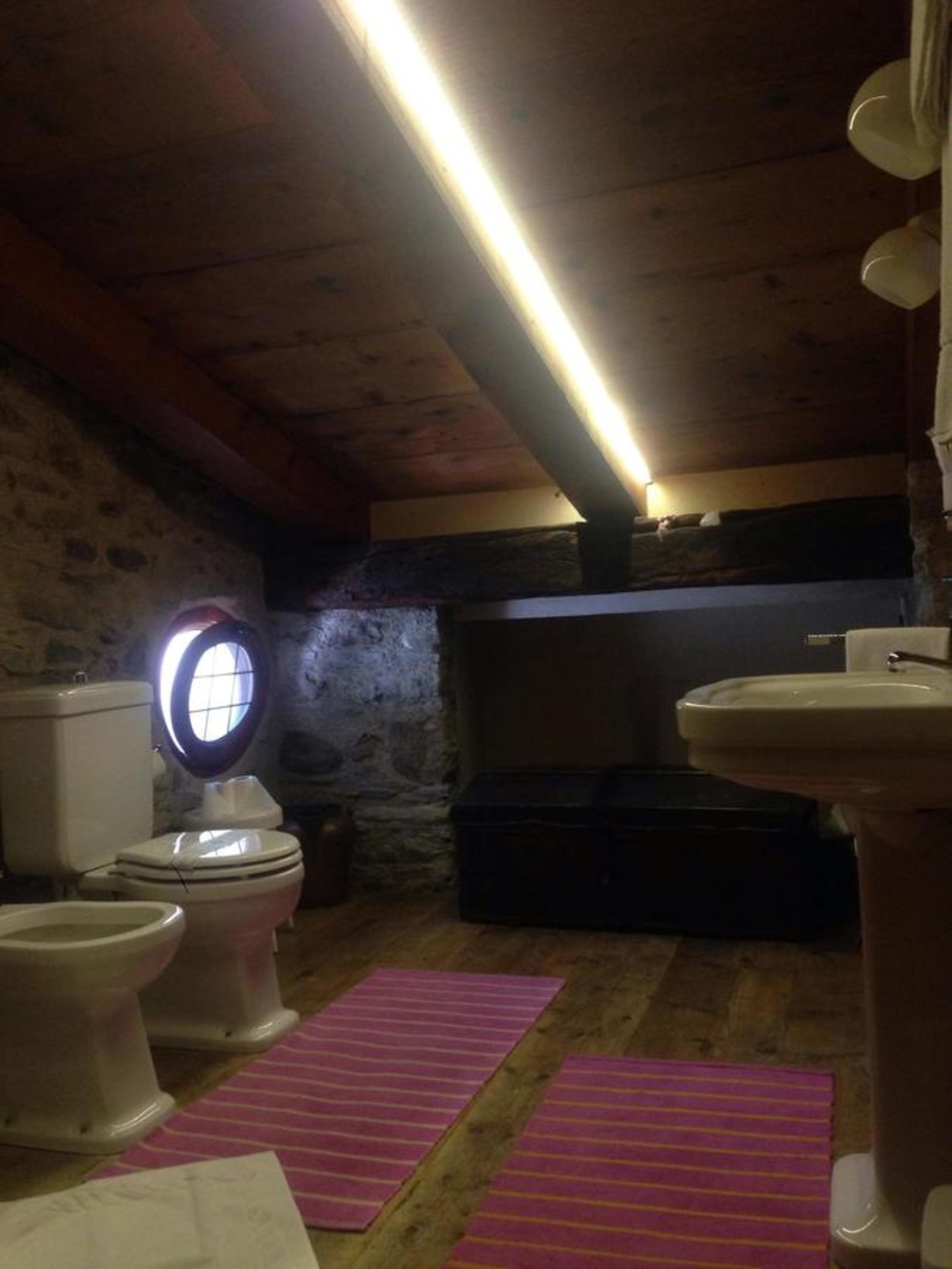 Deluxe King Room - Photo 4