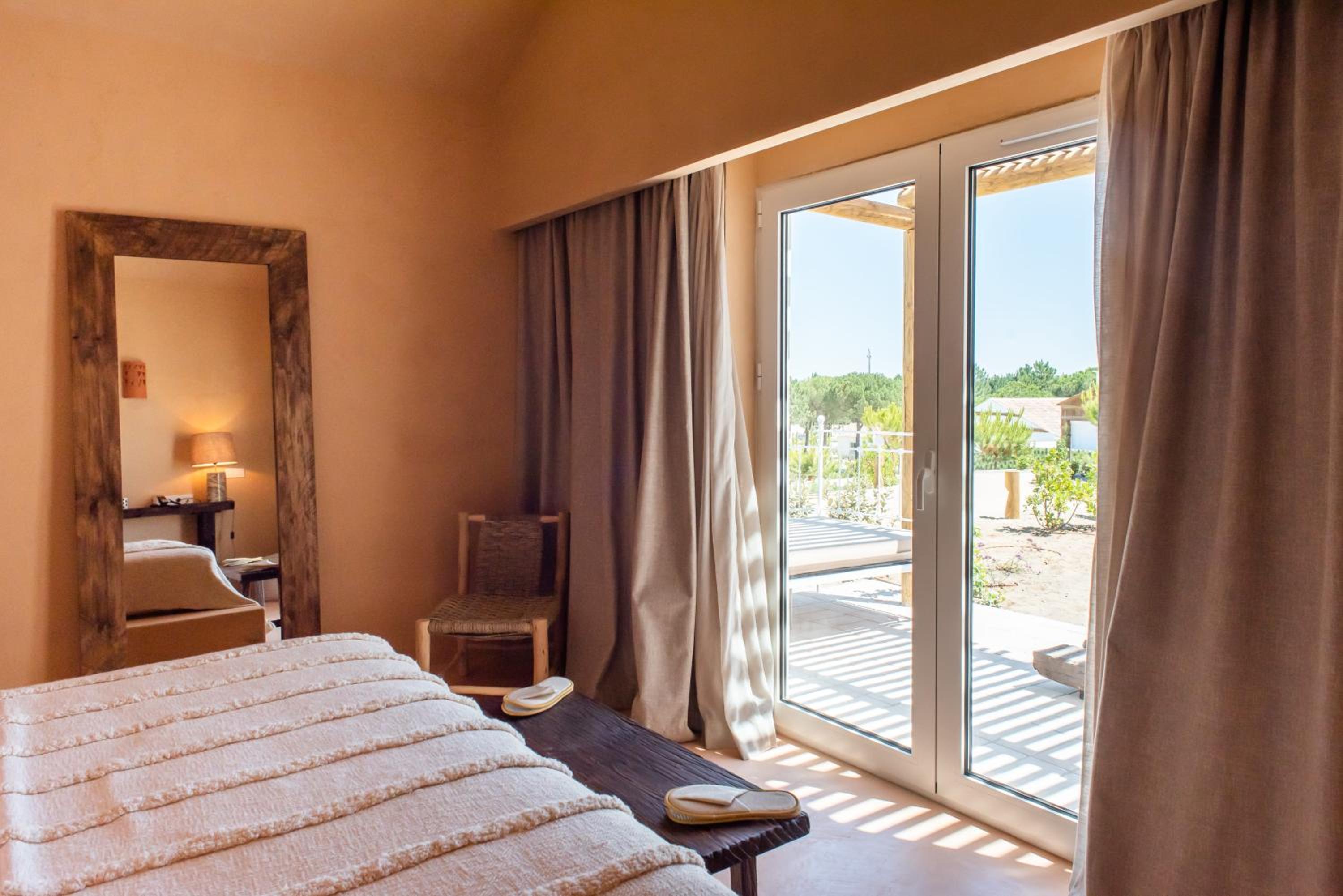 Double Room with Pool View - Photo 5