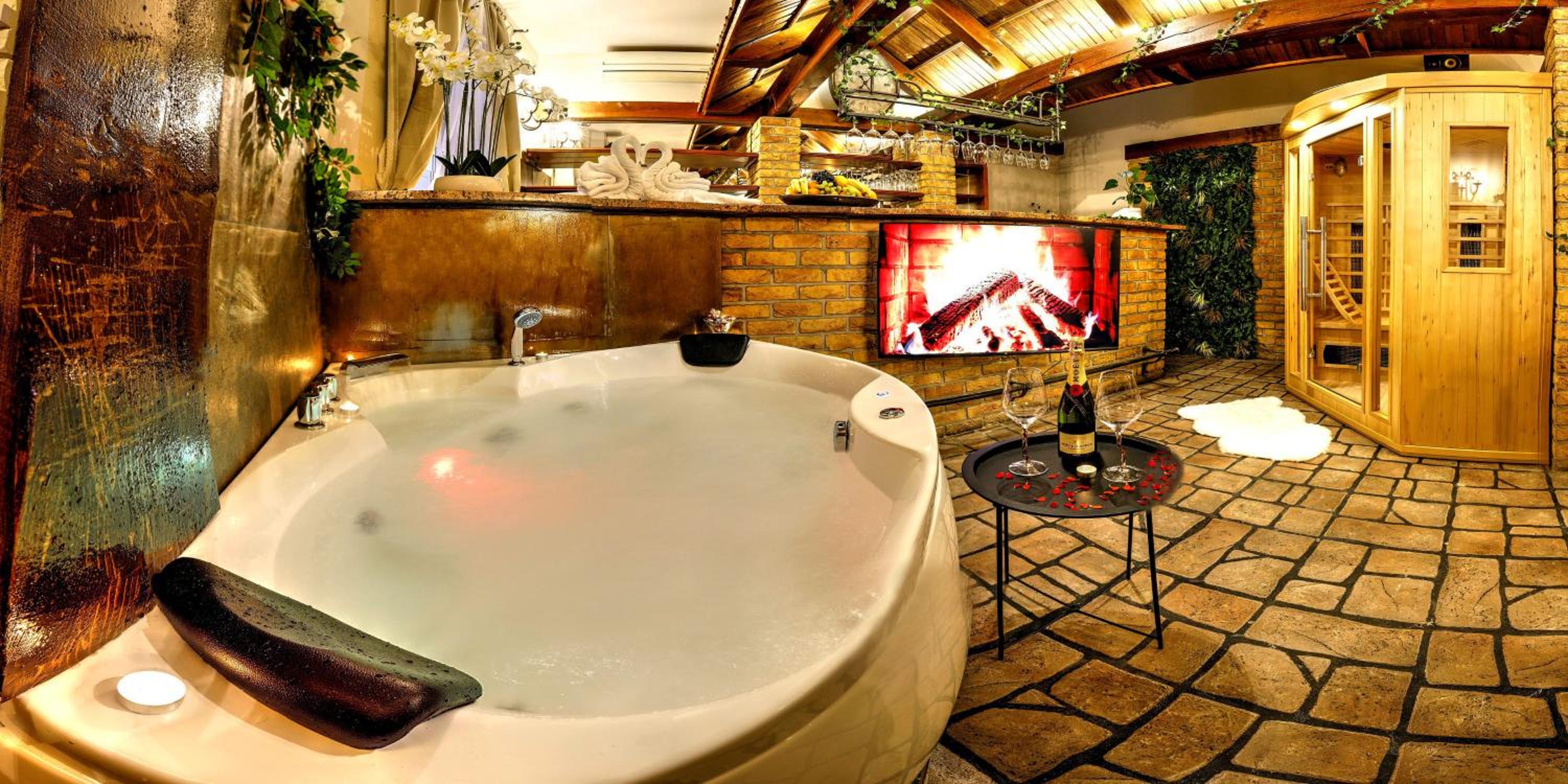 Queen Suite with Spa Bath