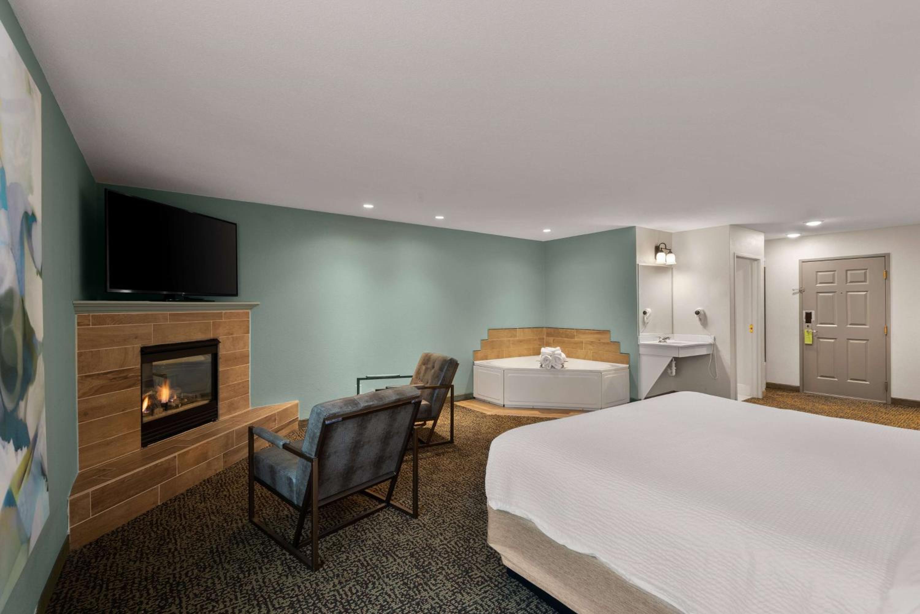 Garden King Suite with Fireplace and Jetted Tub - Non-Smoking - Photo 1