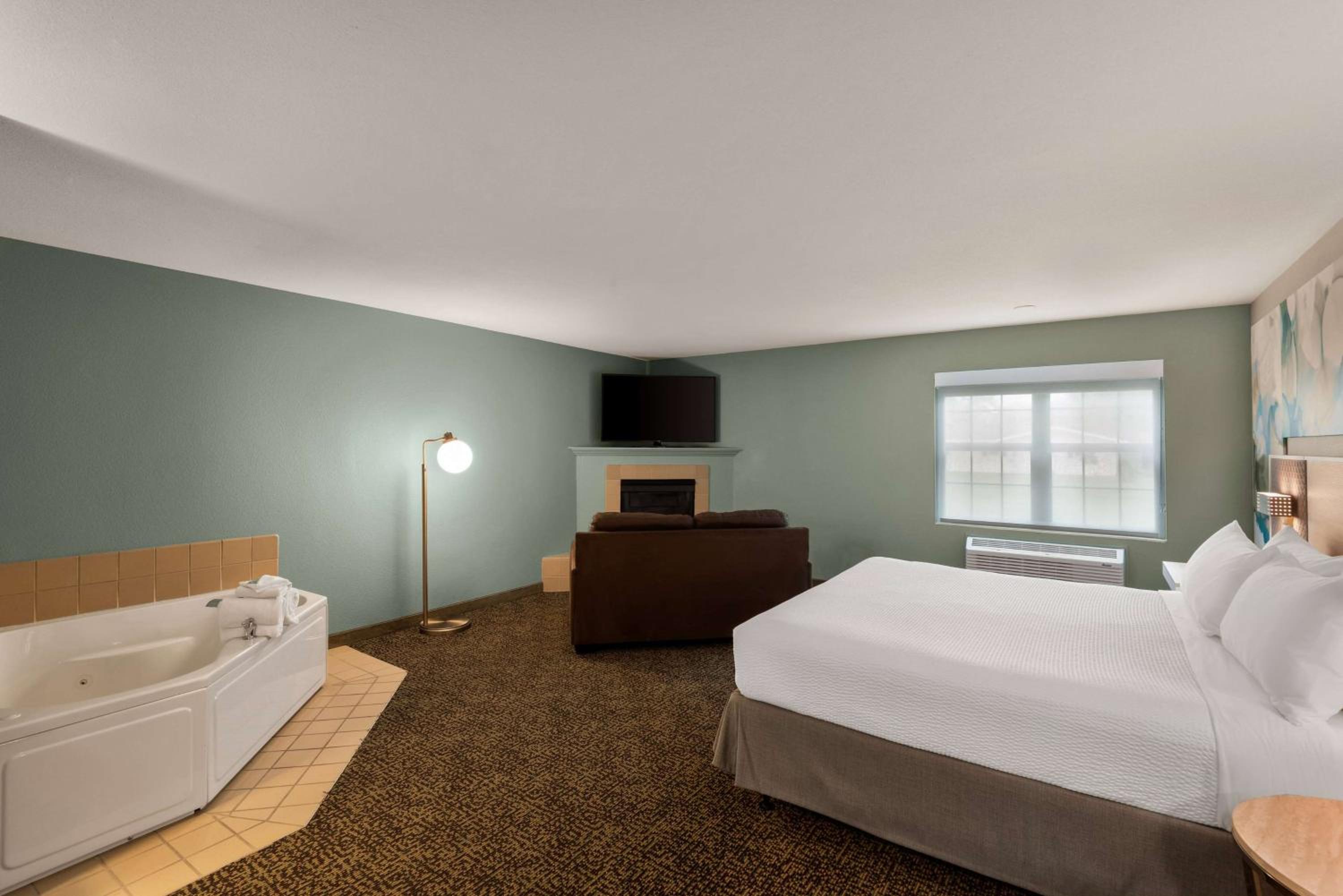 King Suite with Mobility Access and Bathtub with Grab Bars, Non-Smoking - Photo 5