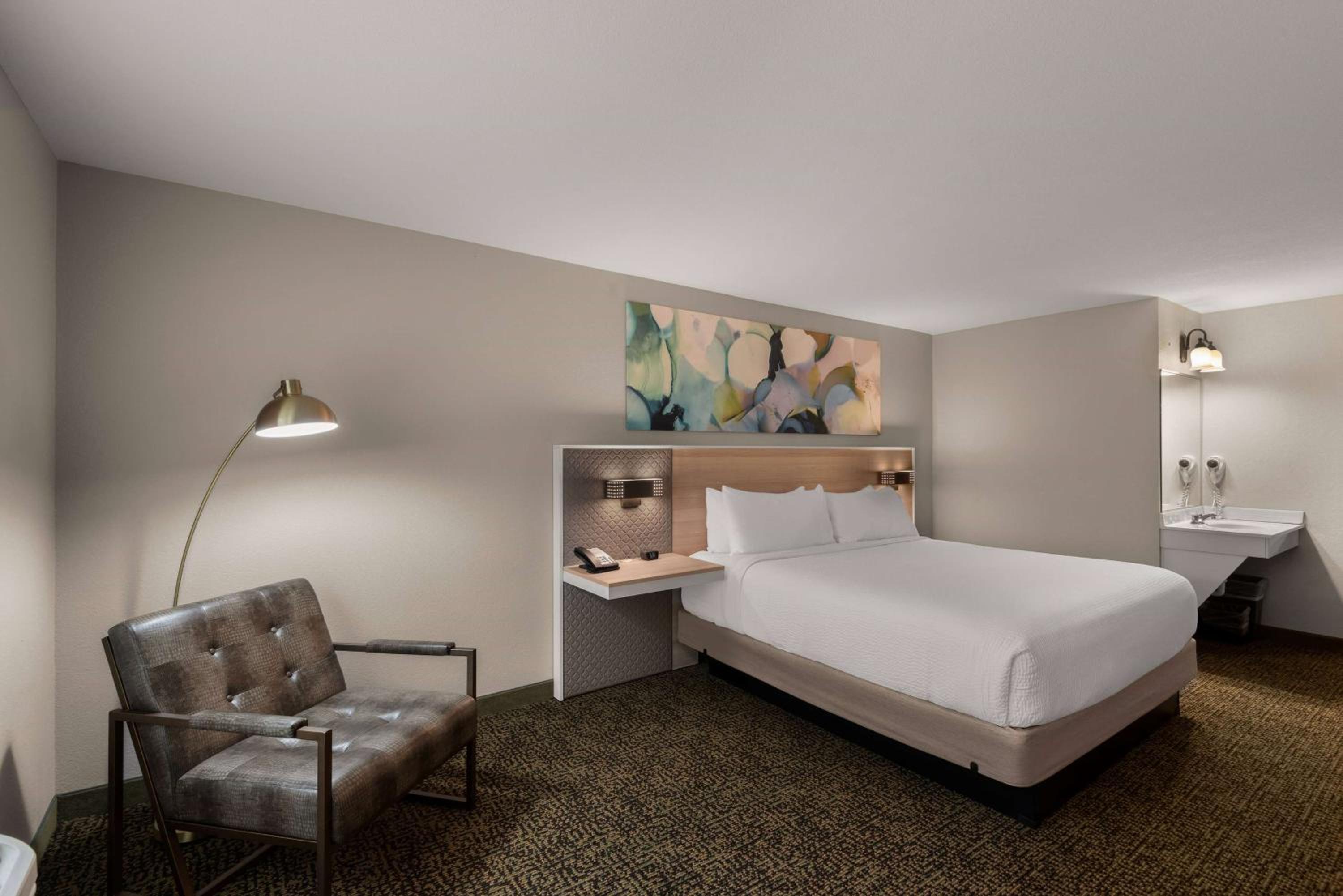 King Room - Non-Smoking - Photo 3