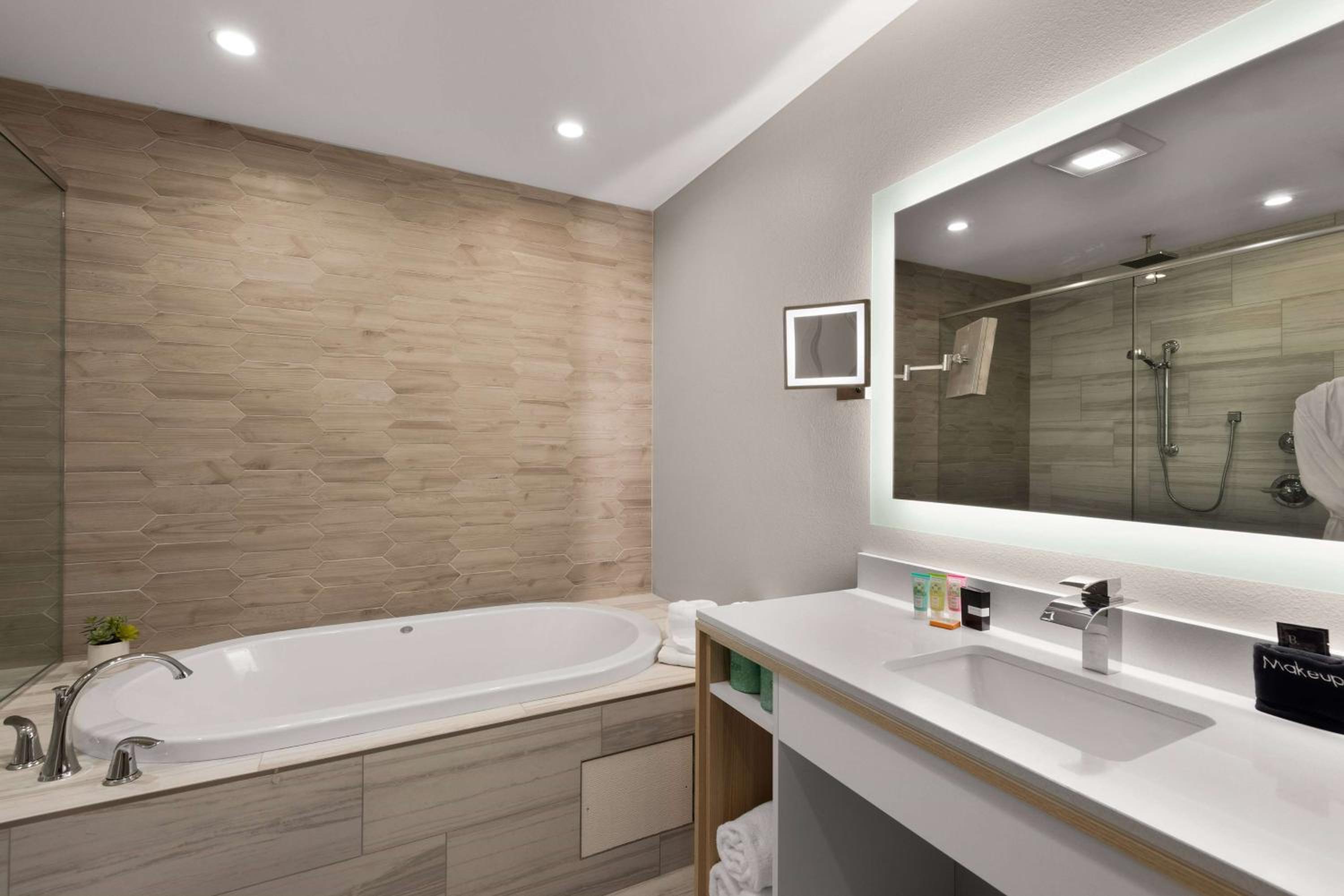 One-Bedroom King Suite with Garden View - Non-Smoking - Photo 5