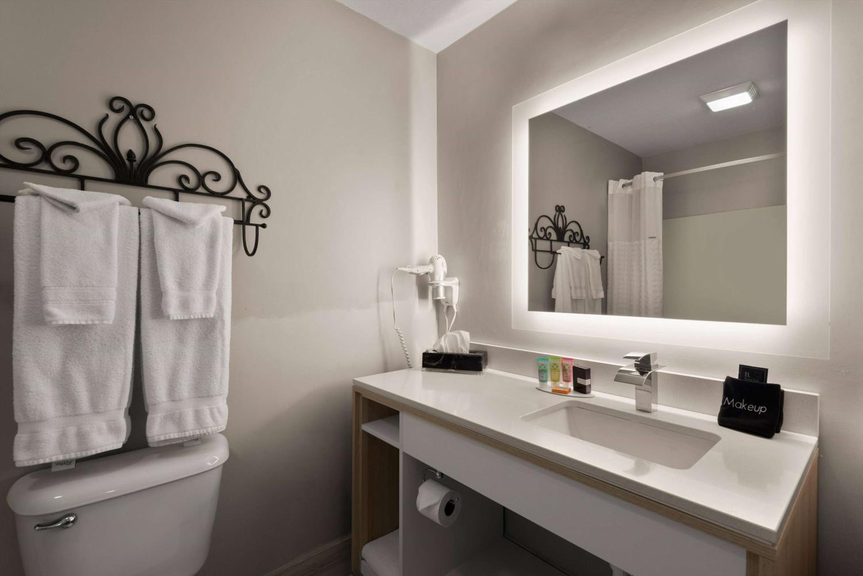 King Room - Non-Smoking - Photo 2