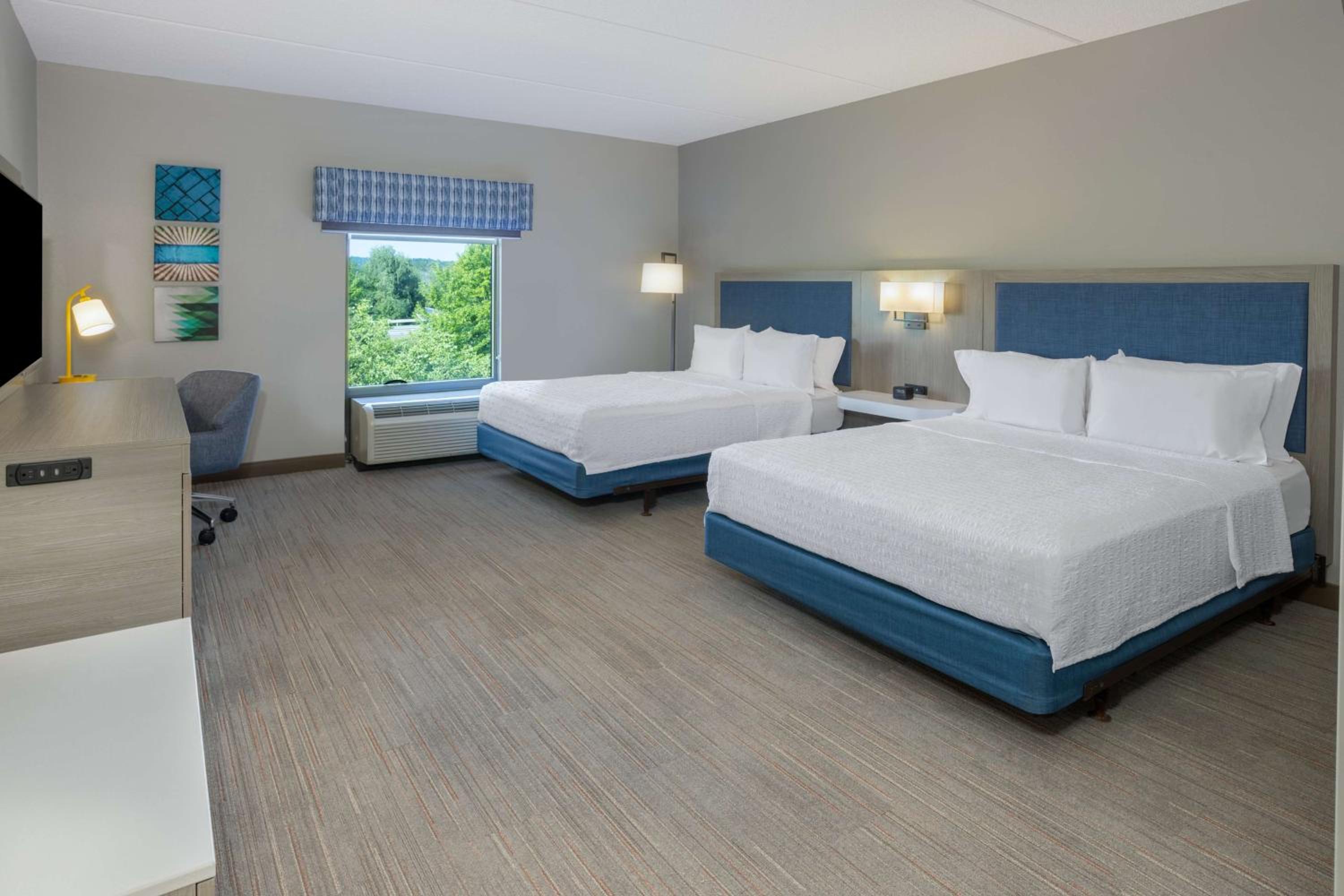 Queen Room with Two Queen Beds - Mobility Access/Non-Smoking - Photo 2