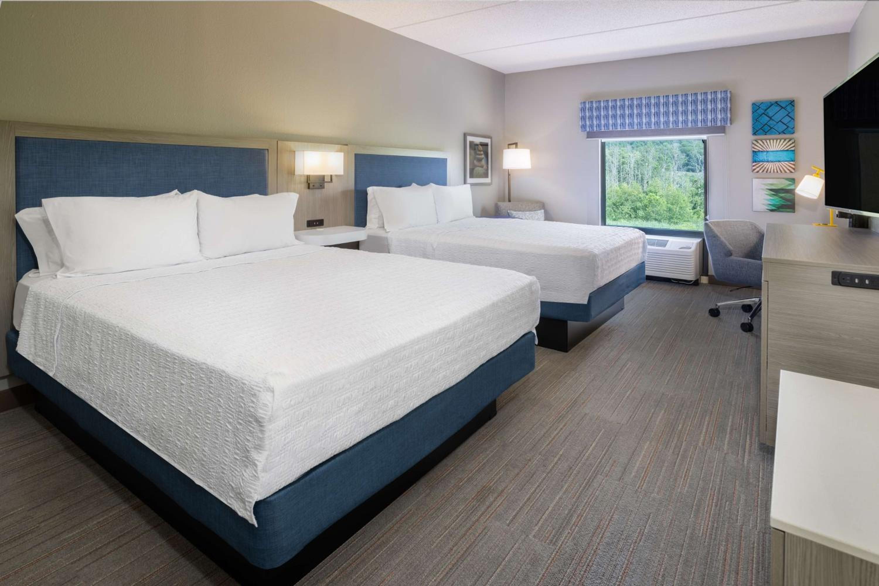 Room with Two Queen Beds - Non-Smoking - Photo 4