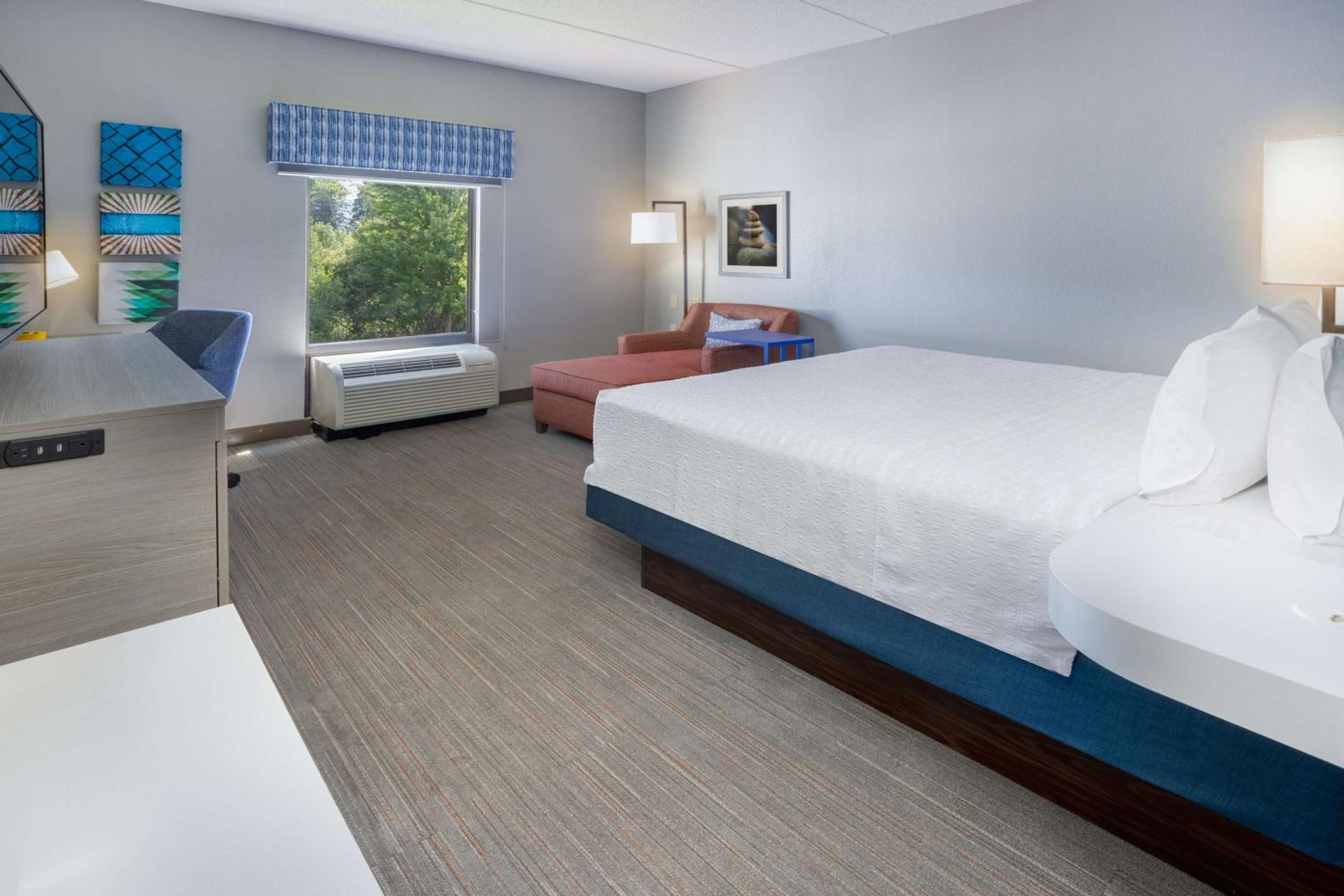 King Room with King Bed - Non-Smoking - Photo 3