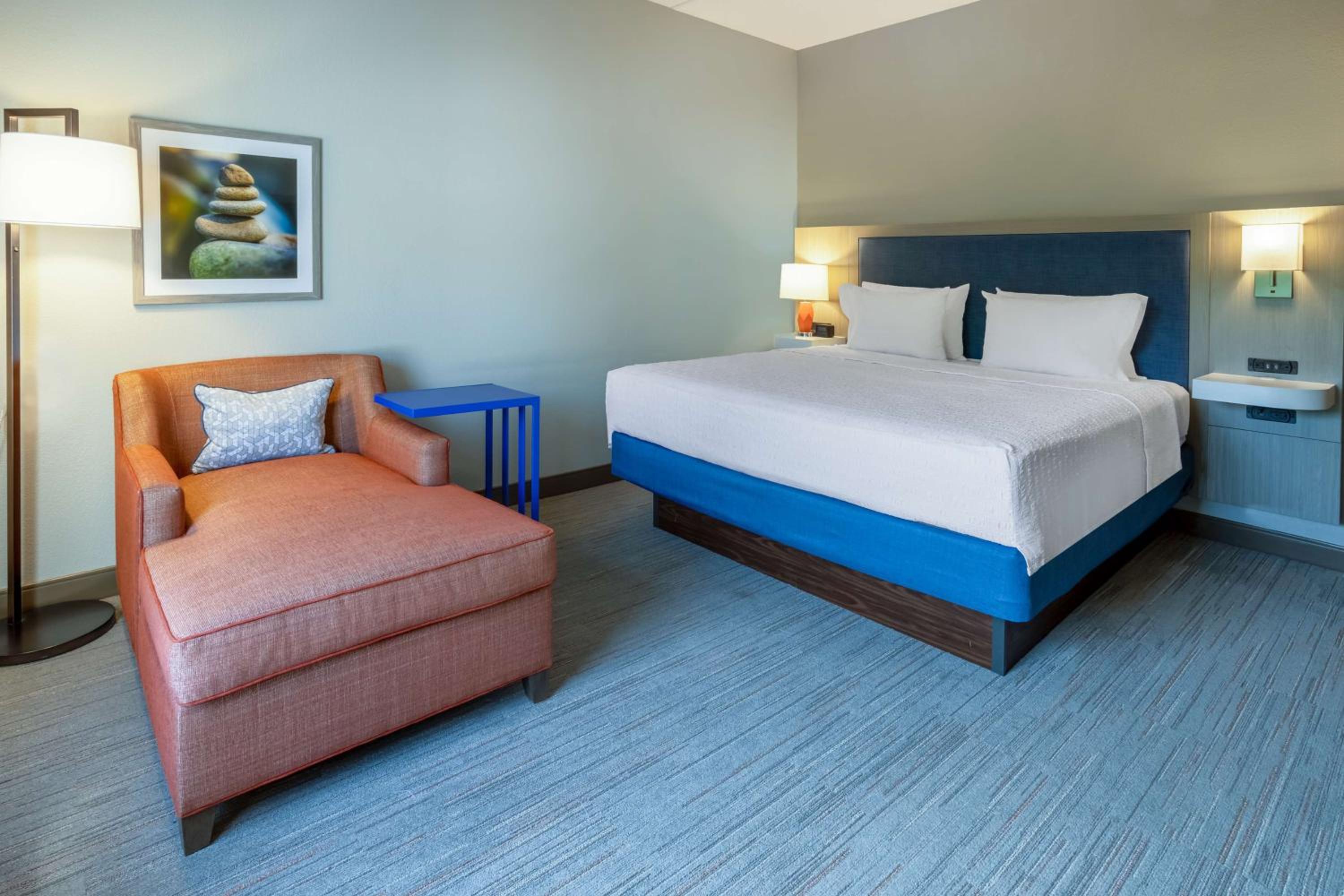 King Room with King Bed - Non-Smoking - Photo 4