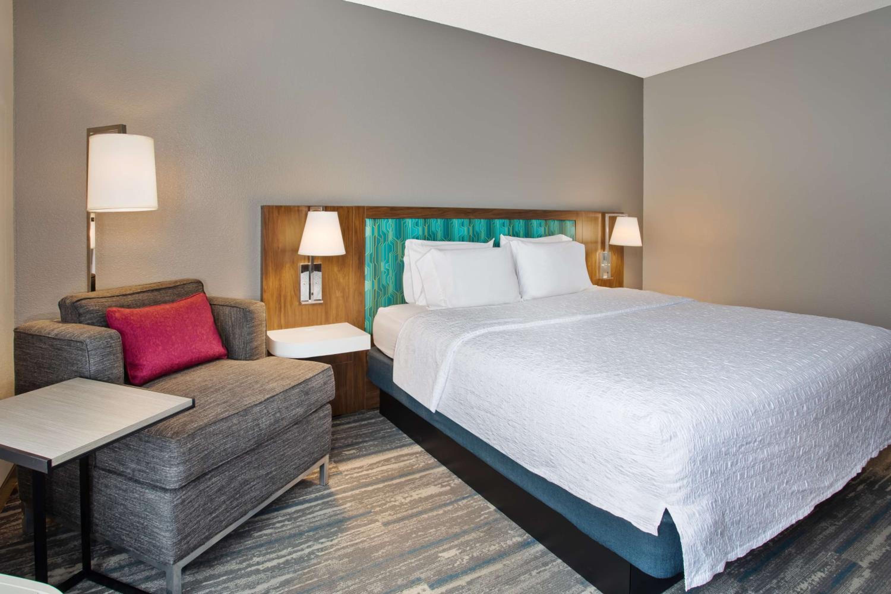King Room with King Bed - Non-Smoking - Photo 1
