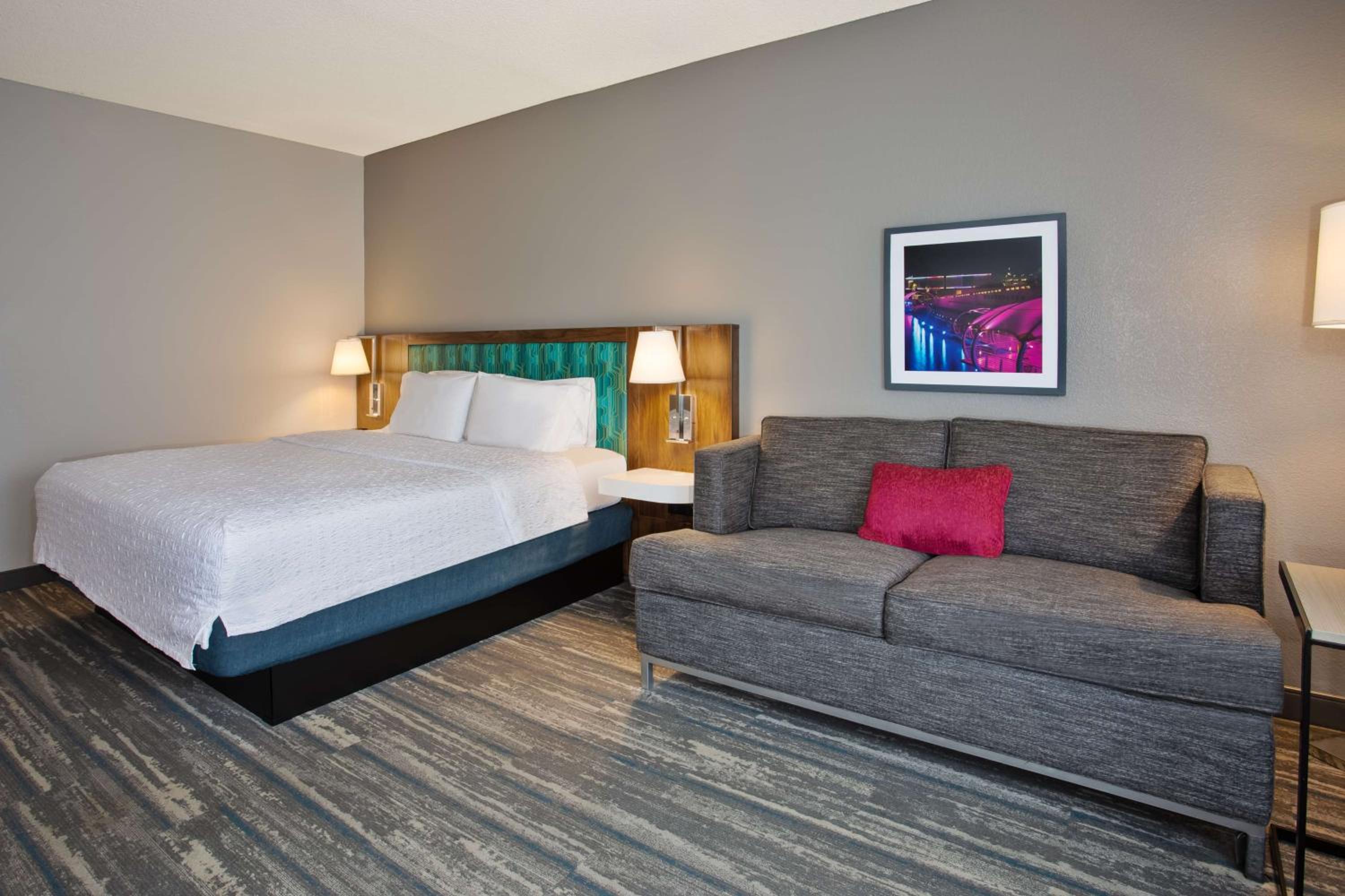 King Room with King Bed - Non-Smoking - Photo 3