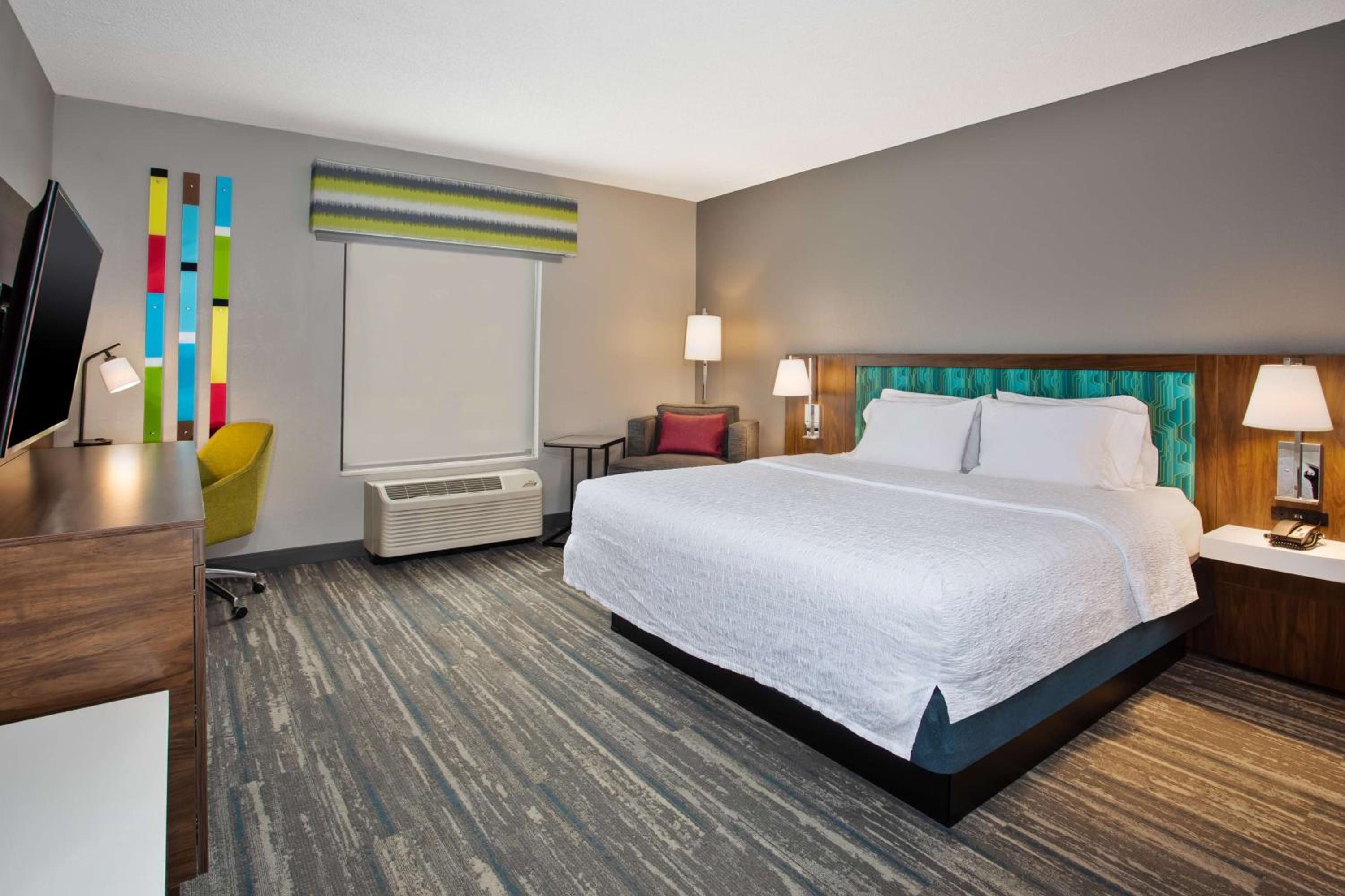 King Room with King Bed - Non-Smoking - Photo 5