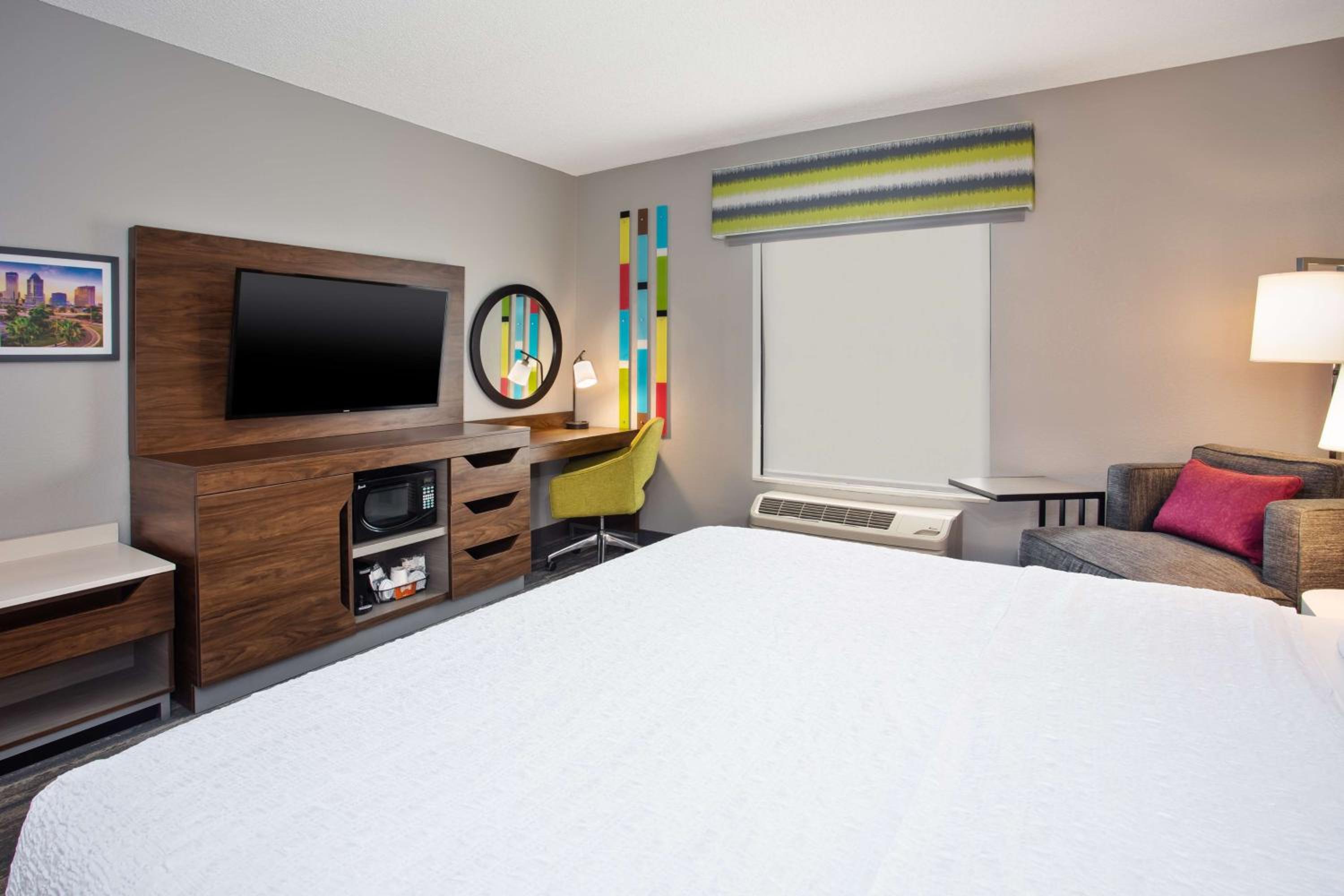 King Room with King Bed - Non-Smoking - Photo 6