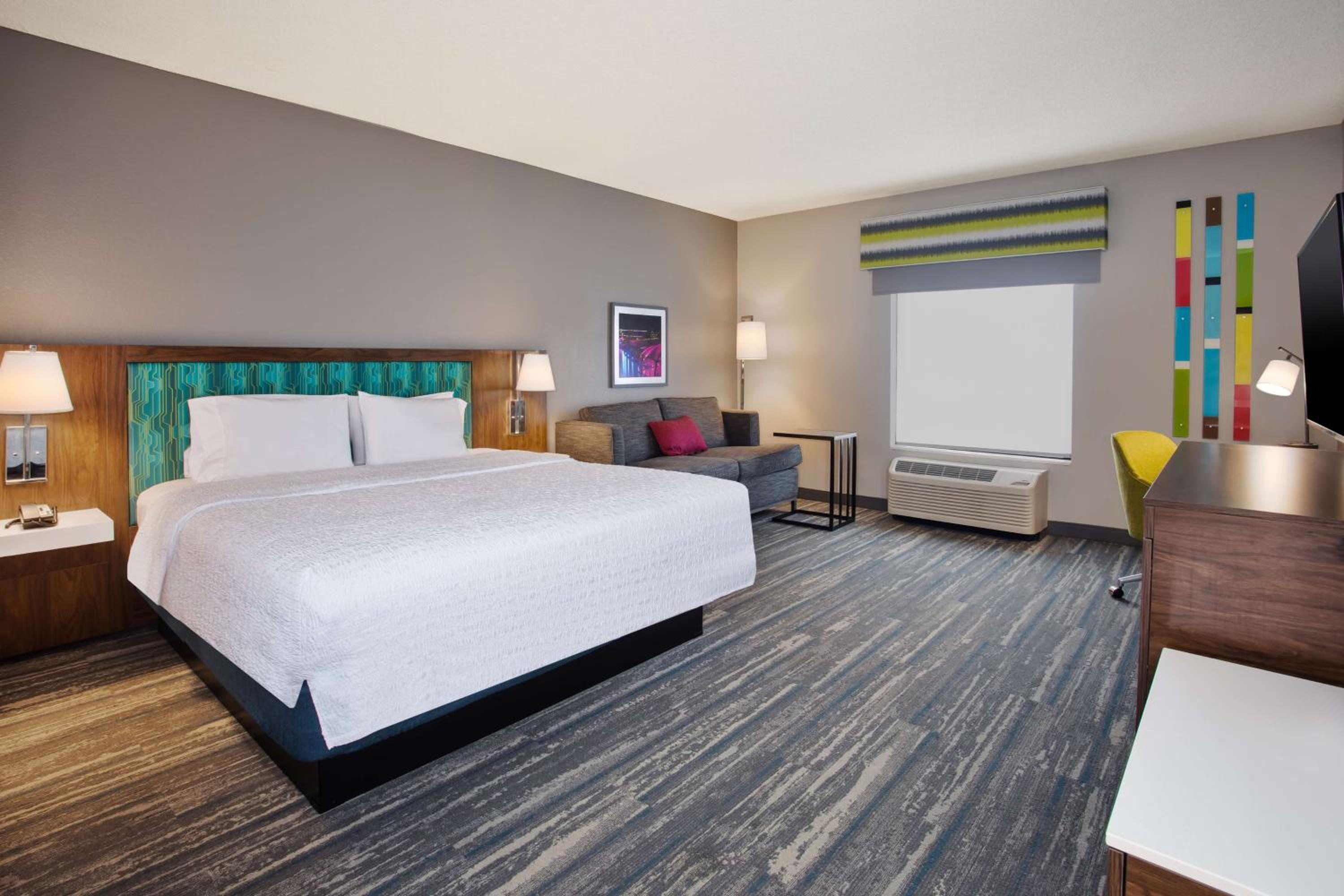 King Room with King Bed - Non-Smoking - Photo 2
